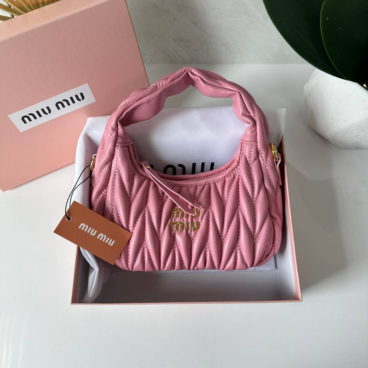 MIU MIU WANDER MATELASSÉ MINI HOBO BAG กระเป๋าถือ/กระเป๋าสะพายข้าง แบรนด์ดังจากอิตาลี ด้วยเอกลักษณ์ความโดดเด่น