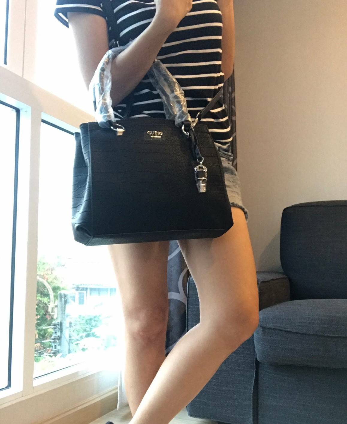 GUESS Croc Skin Women's Handbag Shoulder Bag กระเป๋าถือหรือสะพายหนังลายจรเข้ทั้งใบ เปิดปิดด้วยกระดุมแม่เหล็ก ภายในมีช่องใหญ่สองช่อง และมีช่องซิปคั่นกลาง ใส่ของได้เยอะรวมถึงมินิไอแพคและกระเป๋าสตางค์ทรงยาวได้ ด้านหน้าประดับแม่และลูกกุญแจสายหนัง สามารถถ