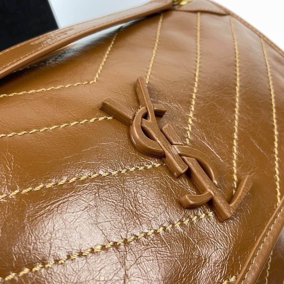 Saint Laurent Niki shoulder bag กระเป๋าสะพายรุ่นโดดเด่นด้วยโครงสร้างทำจากหนังวัว หนังมันเงา นิ่ม งานสวยมากๆ ค่ะ ด้านหน้าประดับโลโก้แบรนด์ และมีช่องสำหรับเก็บของที่หยิบใช้บ่อย ตอบโจทย์การใช้ชีวิตระหว่างวันได้ดีมากๆ สายสพายดีไซน์ได้หลายรูปแบบ แมทกับการแต่งต