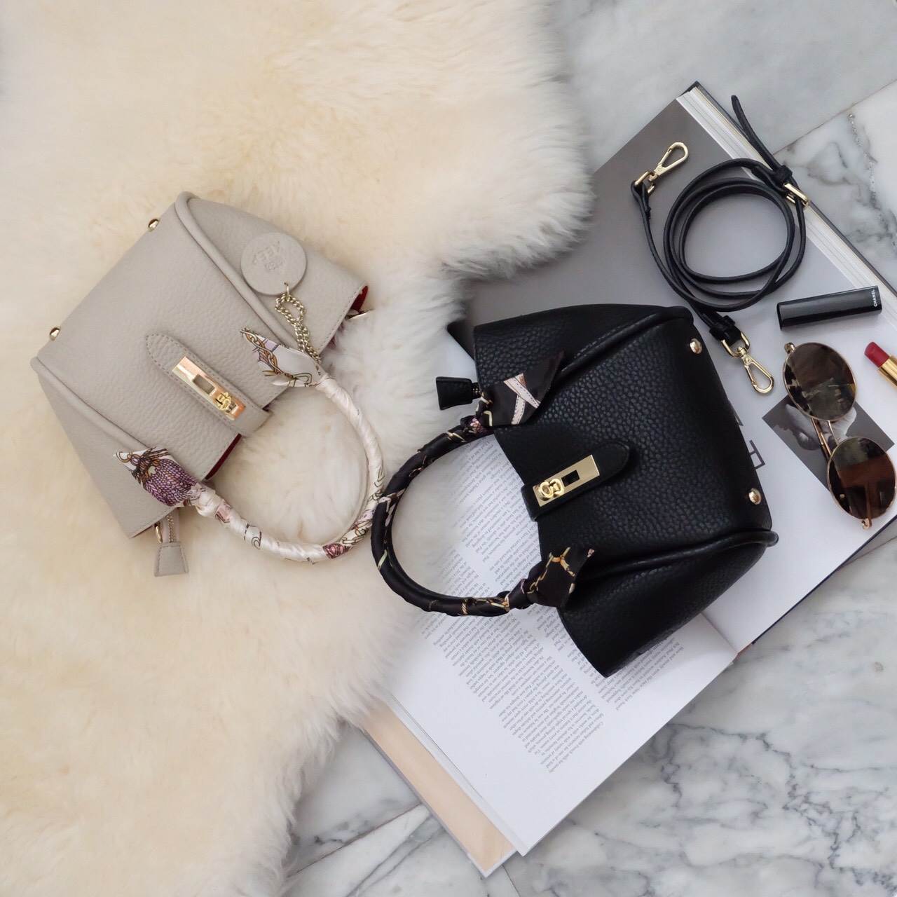 ยูฮู้ !! ทรงตะกร้า Jessy Come back again กับ New version รอบนี้ เพิ่ม Gimmick ด้วยผ้าพันหูกระเป๋าเข้า Set ยังคงความ cute ใช้งานง่ายเหมือนเดิม แถม!! กระเป๋าใบเล็กด้านใน แยก ออกมาสะพายได้อีกด้วย **ซื้อ1ได้2 **คุ้มที่สุด