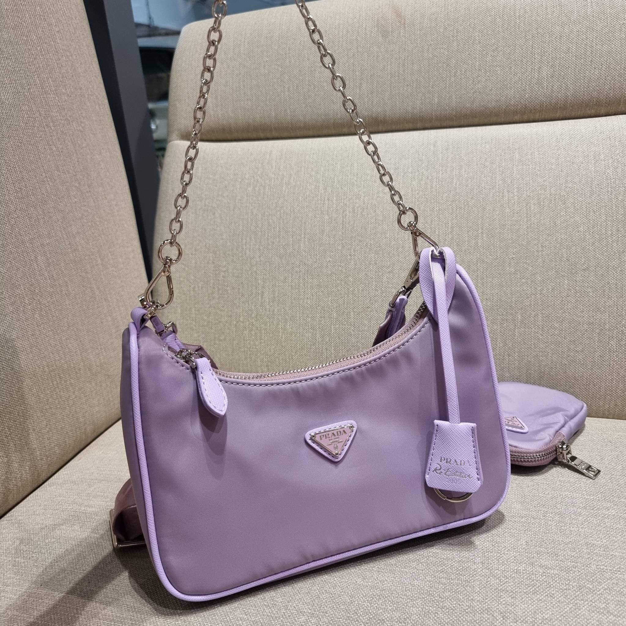 VIP 🥂 PRADA RE-EDITION 2005 RE-NYLON SHOULDER BAG ไอเท็มสุดปัง ที่ฮิตตลอดกาลไม่ว่าจะปีไหนๆ จัดให้ครบทั้งสีขายดีและสีใหม่ล่าสุด ที่สายคุณหนูห้ามพลาด!! กับกระเป๋าสะพายทรงคลาสสิค เหมาะเป็น everyday bag มากๆ วัสดุผ้าไนล่อนคุณภาพ พร้อมใบลูก ไว้ใส่เหรีย