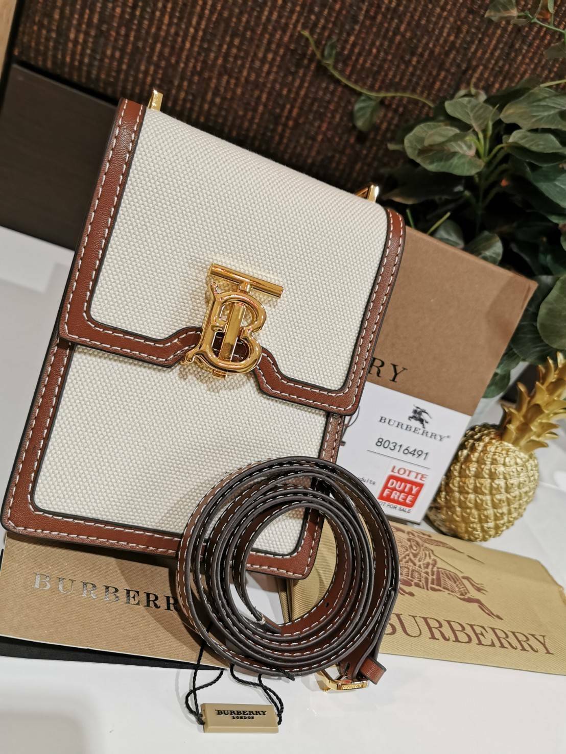 พรีเมี่ยมกิ๊ฟแท้ 100% 】BURBERRY FRAGRANCES CROSSBODY BAG VIP GIFT WITH PURCHASE (GWP) กระเป๋าสะพายพรีเมี่ยมกิ๊ฟ Limited Edition จากน้ำหอม BURBERRY วัสดุ Canvas Cotton & Leather ทรงเหลี่ยมแนวตั้งดีไซน์สวยหรูอยู่ทรงมีโลโก้แบรนด์ด้านหน้า