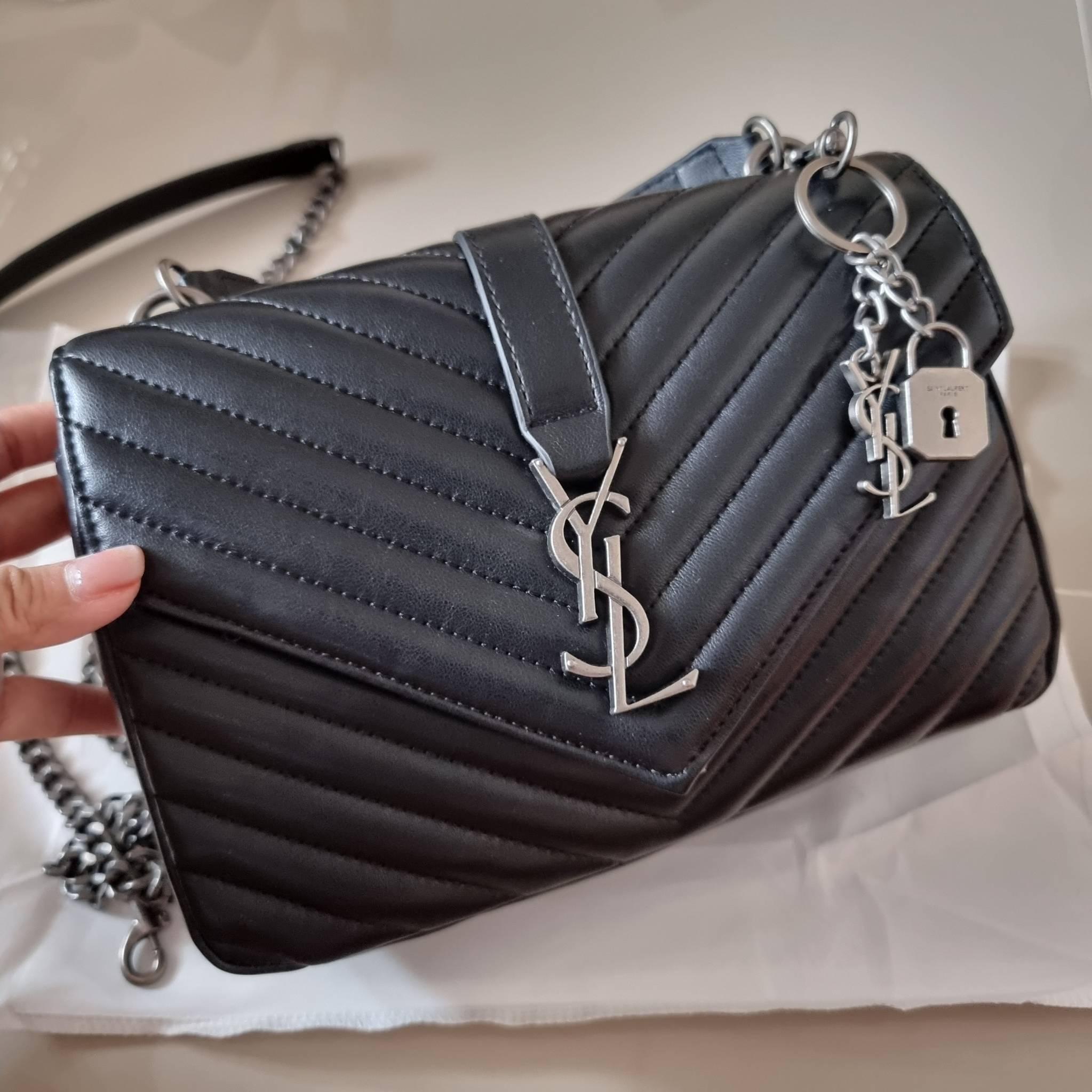 YSL College Medium Bag / Yves Saint laurent crossbody boutique กระเป๋าสะพายไหล่ ดีไซน์ทรงสวยหรู พิเศษ แถมฟรี พวงกุญแจห้อยเอกลักษณ์แบรนด์
