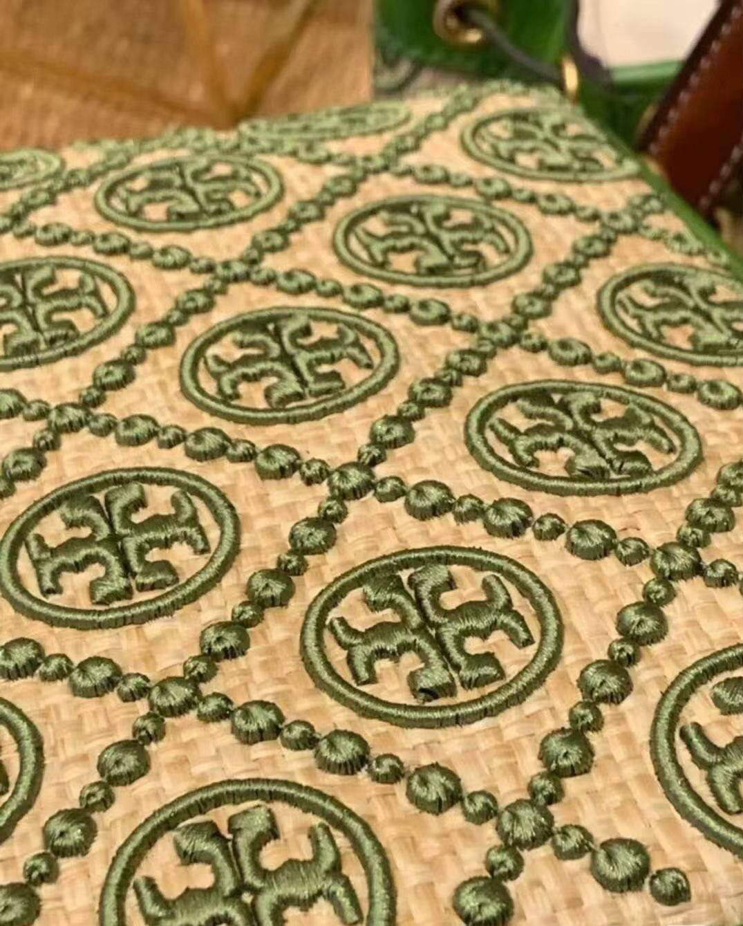 ของแท้ 💯% 】Tory T Monogram Straw Bucket Bag New collection กรี๊ดดดเขียวเหนียวทรัพย์ก็มา ใบนี้คือที่สุด สวยมาก งานประณีตมาก เย็บปักถักร้อยด้วยวัสดุธรรมชาติ หนังวัวแท้