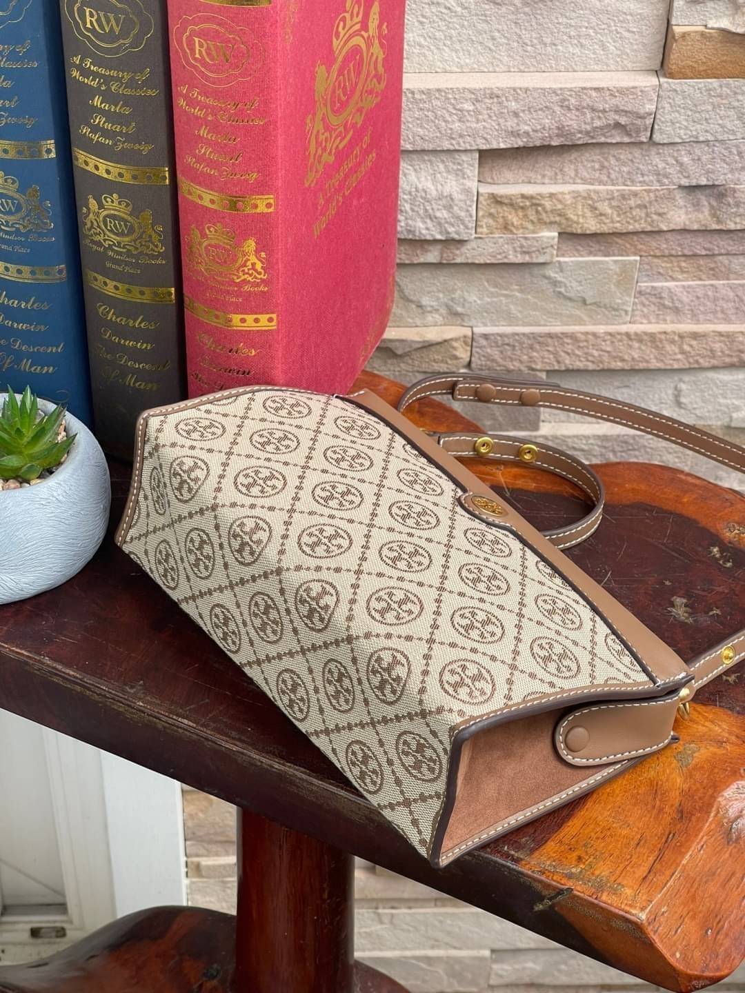 Tory burch t monogram jacquard mini pouchette ปังไม่หยุดกับลวดลาย T Monogram ที่มารังสรรค์ลงบนไอเท็มต่างๆ ในคอลเล็กชั่นต่างๆ สำหรับในรุ่นนี้มาในทรง mini pouchette ที่ได้ดีไซน์น่ารักๆแบบลุคช์ไฮโซ ที่สามารถปรับสายสั้นยาวได้ด้วยกระดุมสแน็ป ต่างออกไปกับคอลเลค