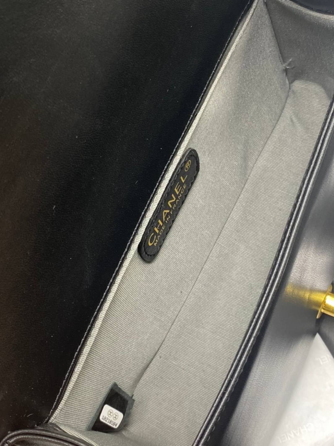 หนังแท้ CHANEL BOY 10" หนังเรียบ อะไหล่เงิน/ทอง พร้อมส่งที่ไทย หนังลูกวัวแท้ อะไหล่โลหะสีรูทีเนียม สวยคลาสสิกทุกยุคสมัย เกรดออริจินอล 1:1 ภาพสินค้าถ่ายจากงานขายจริง ใช้งานต่างประเทศได้