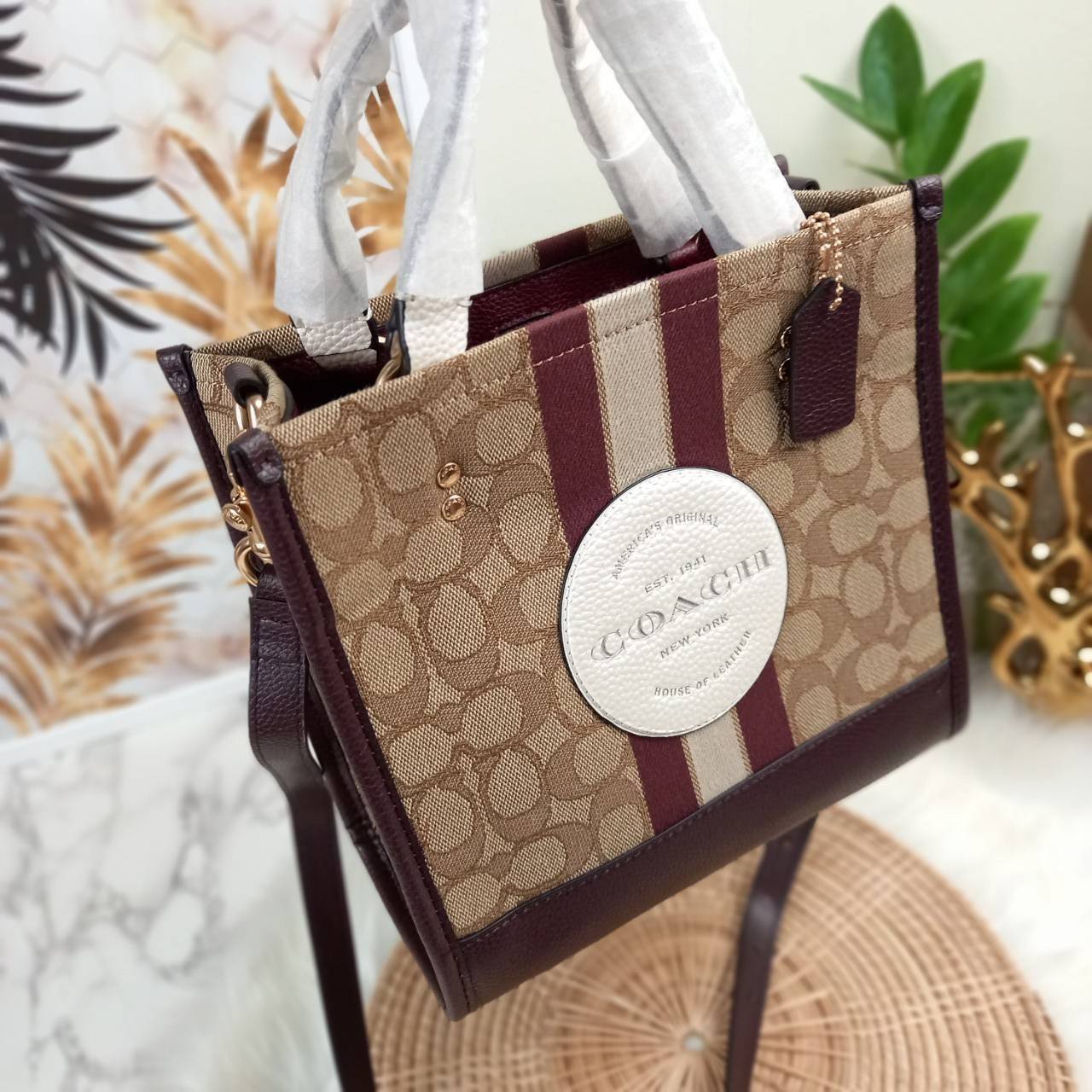 OUTLET 】COACH DEMPSEY TOTE 22 IN SIGNATURE JACQUARD WITH STRIPE AND COACH PATCH (C8406) สีใหม่ น่าใช้อีกแล้ววว 🌺กระเป๋าTOTE ทรงฮิตขนาดกำลังดี มีสายสะพายยาว ถอดได้ ปรับระดับได้ //ลุคไหนๆจัดว่าเกิดทุกงาน //วัสดุ Jacquard ทอลาย signature คาดแถบสีด้าน
