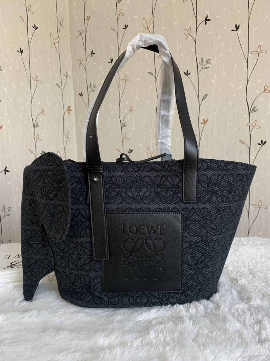 LOEWE Canvas Elephant Bag In Anagram Print คอลเลคชั่นใหม่ล่าสุด ดีไซน์รูปน้องช้าง น่ารักมากมาย งานแบรนด์หรูจาก โลเอเว่ (LOEWE) คงความเอกลักษณ์ด้วยวัสดุ Anagram Canvas Jacquard Fabric ผสมผสานหนังแท้ Calfskin ลงตัวสุดคลาสสิค ด้านในโลงกว้าง จุของได้เยอะเลยค่