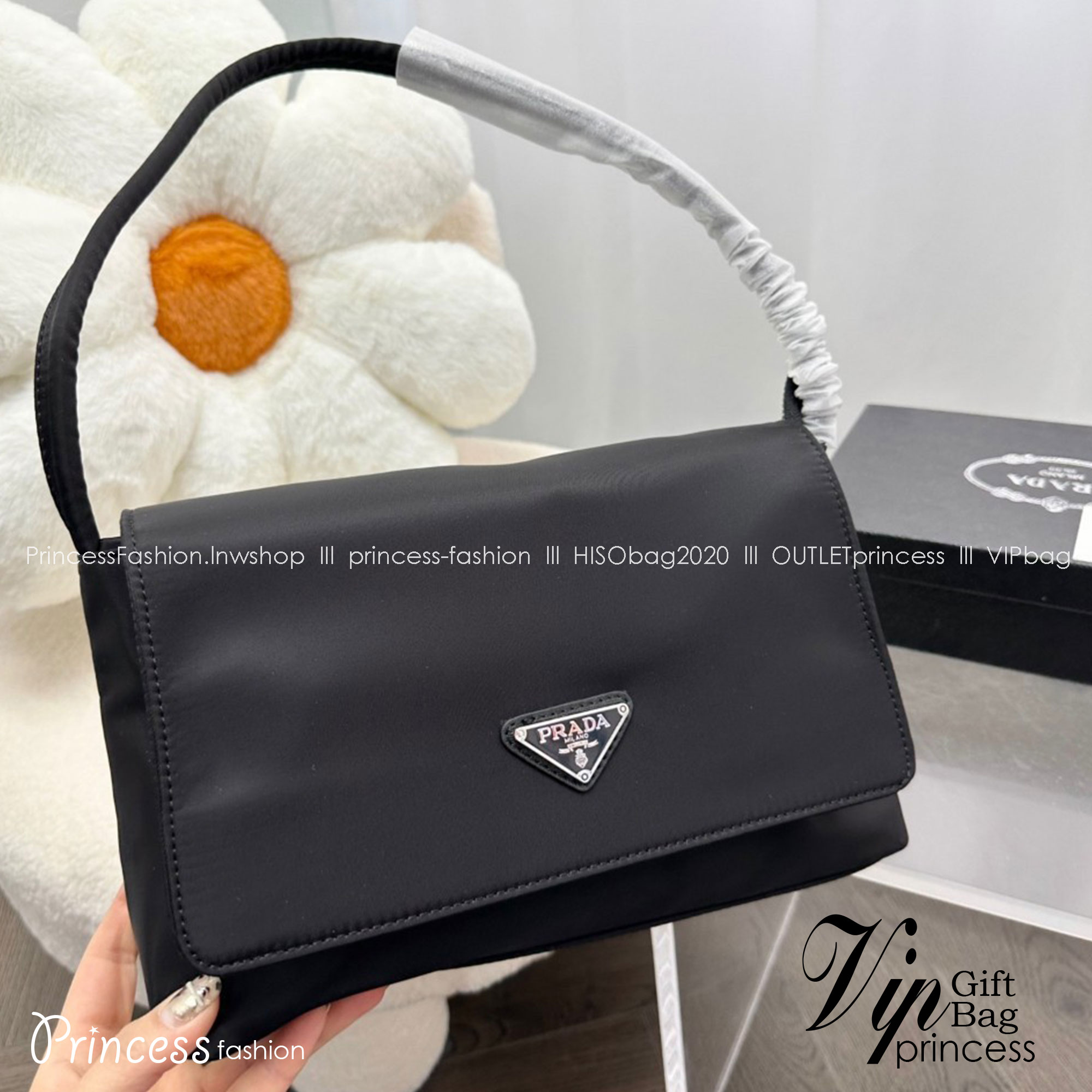 Prada nylon shoulder bag ทรงยอดฮิตของคุณผู้หญิงเลยค่ะ วัสดุทำจากผ้าไนล่อน อย่างหนา กันน้ำได้คะ มีโลโก้แบรนด์อยู่ข้างหน้า ตัวกระเป๋าอยู่ทรง อะไหล่เงินทั้งใบ ด้านในบุผ้าลายแบรนด์อย่างดี