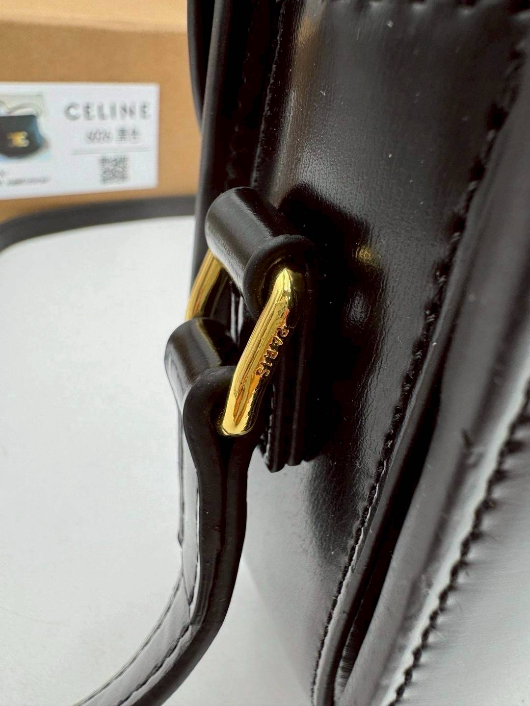 CELINE Teen BESACE in Triomphe canvas and leather กระเป๋าสะพายข้าง รูปทรงย้อนยุค สไตล์วินเทจลัคชู ภายในเป็นช่องโล่ง มีช่องย่อยให้อีก เป็นไอเท็มที่ควรต้องมีจริงๆ