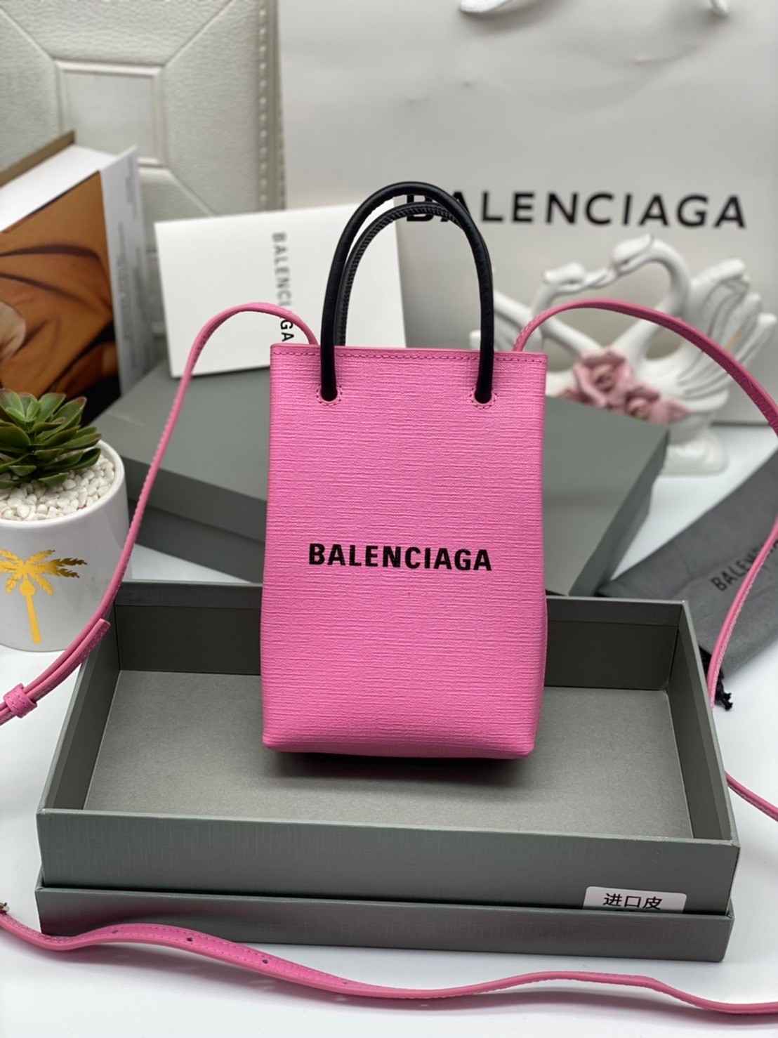 หนังแท้ BALENCIAGA Shopping Phone Pouch leather tote พกกระเป๋าช้อปปิ้งขนาดมินิ ไปทุกที่ในฤดูกาลนี้ ดีไซน์ที่ใช้ได้ทุกวันตั้งแต่หนังแบบมีเท็กซ์เจอร์ ภาพสินค้าถ่ายจากงานขายจริง ใช้งานต่างประเทศได้