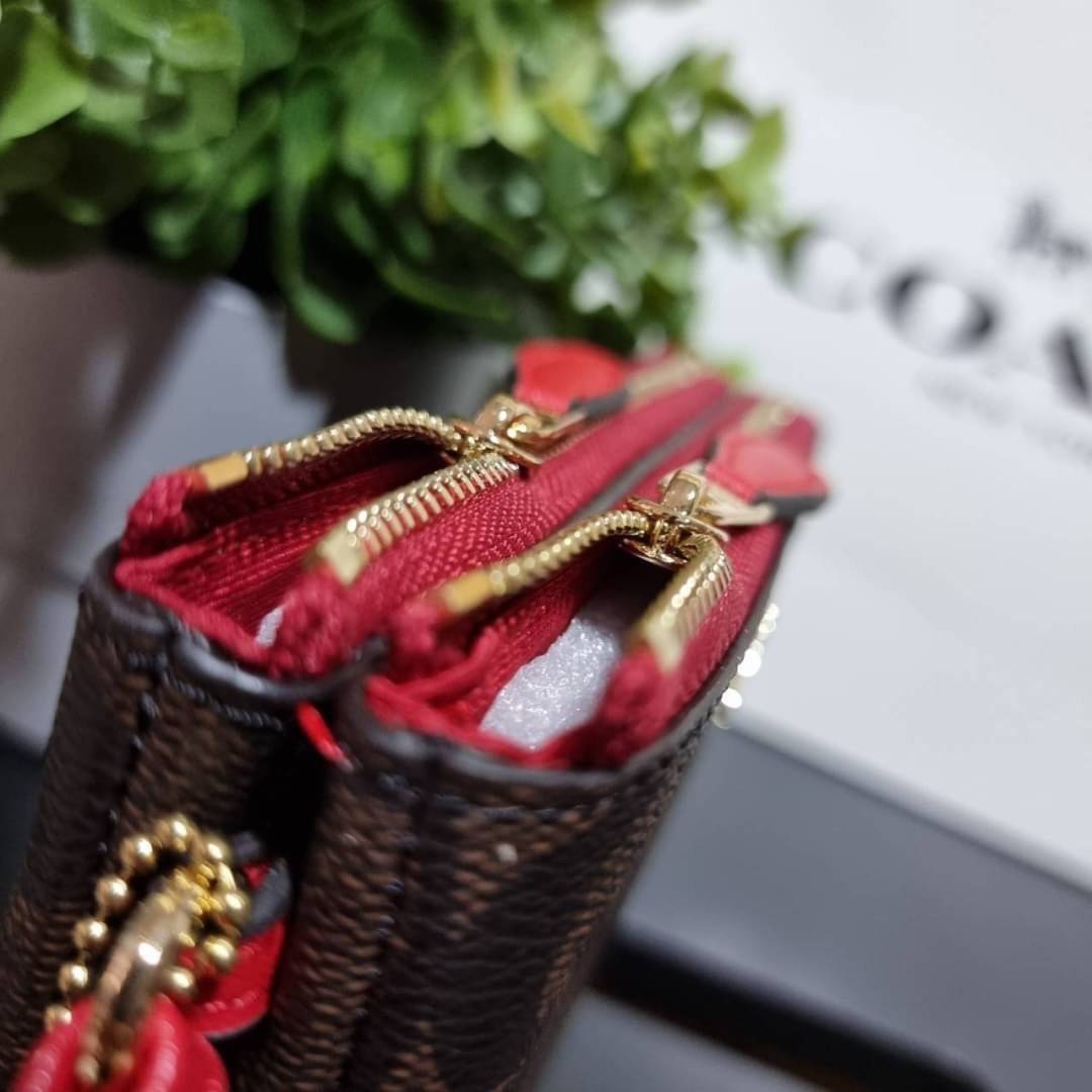 COACH F87591 DOUBLE CORNER ZIP WALLET IN SIGNATURE COATED CANVAS คล้องมือรุ่น 2 ซิป!! มาแล้วจ้า 🌟🤗 ไซส์นี้คือเหมาะมือจริงๆ พกง่ายเช่นเคย ไม่ต้องกังวลว่าจะเกะกะหรือกินพื้นที่กระเป๋าหลัก วัสดุหนังแคนวาสเคลือบลาย มีช่องหลักแยก 2 ช่อง ภายในบุผ