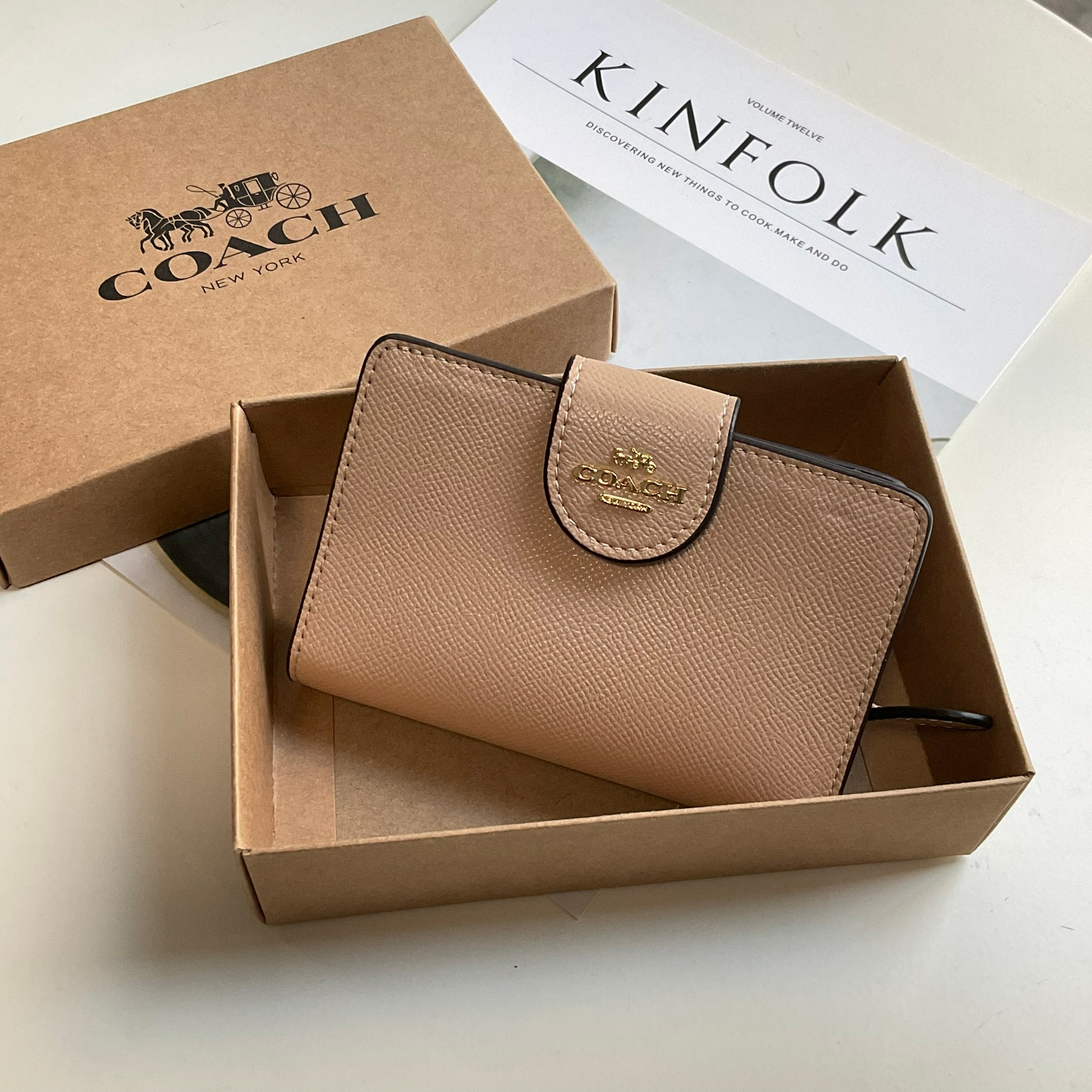 COACH SMALL WALLET IN SIGNATURE CANVAS กระเป๋าสตางค์ใบกลาง แบบพับสองตอน เปิดปิดด้วยกระดุมปั้มแบรนด์ ด้านในมีช่องใส่บัตรหลายช่อง พร้อมช่องใส่รูป และช่องใส่ธนบัตร ด้านหลังมีช่องซิปเหรียญอีกหนึ่งช่อง น้ำหนักเบา พกพาสะดวก อะไหล่ทองสุดหรู ห้ามพลาดค่ะ!