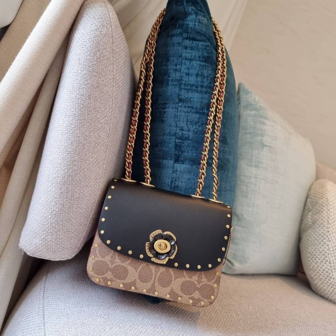 COACH C2462 MADISON SHOULDER BAG 16 IN SIGNATURE CANVAS WITH RIVETS (B4NQ4) กระเป๋าสะพายข้าง ไซส์กะทัดรัด พกพาง่าย น้ำหนักเบา ดีไซน์สวย โดดเด่นด้วยตัวล็อครูปดอกไม้ สีสันตกแต่งตัดกันกับลายซีอย่างลงตัว วัสดุหนังแคนวาสเคลือบลาย ภายในแบ่งสัดส่วนให้อย่างดี มาพ