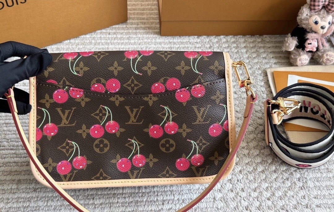 LV Diane Monogram Cherry กระเป๋ามัลติฟังก์ชั่นสุดคุ้ม คอลใหม่แสนสดใสด้วยลายเชอรี่ ที่ดีไซน์ออกมาน่ารักน่าใช้มากๆ มีสายมาให้ถึง 2 แบบ สายหนังคล้องไหล่ได้ และสายสปอร์ตครอสบอดี้ได้