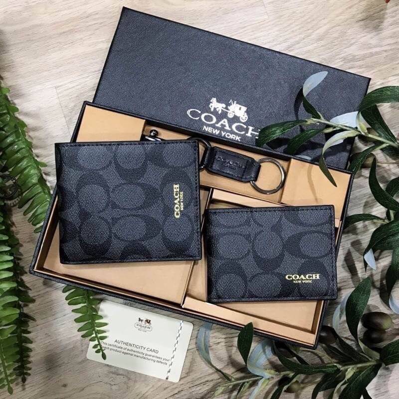 COACH FACTORY SHORT WALLET WITH CARD POCKET & KEY CHAIN Value set & 3 in 1! กระเป๋าสตางค์ใบสั้น + กระเป๋าใส่บัตร และพวงกุญแจ วัสดุหนังแท้ลายแบรนด์รอบใบ ภายใน มีช่องใส่ธนบัตร,บัตร บุผ้าลายแบรนด์ มาาพร้อมอุปกรณ์ ครบ set จะมอบเป็นของขวัญหรือใช้เองก็แนะนำค่ะ