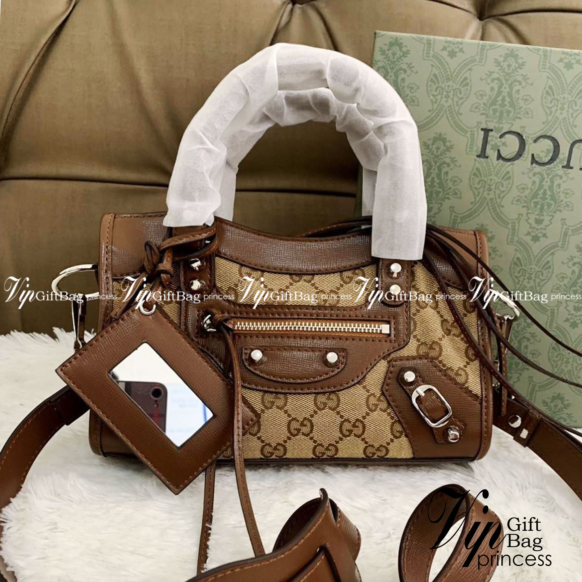 VIP 🥂 Gucci x Balenciaga The Hacker Project Mini Neo Bag คอลเลคชั่นร้อนๆ พร้อมเสิร์ฟ ที่่มีการผสมผสานระหว่างGucci & Balenciaga เข้าไว้ด้วยกัน ดีไซน์ล้ำสมัย วัสดุCanvas เย็บขอบด้วยหนังcalfskin อะไหล่เงิน ลวดลายสดใส ประทับตัวอักษรBalenciaga ลงบนผ้าเ