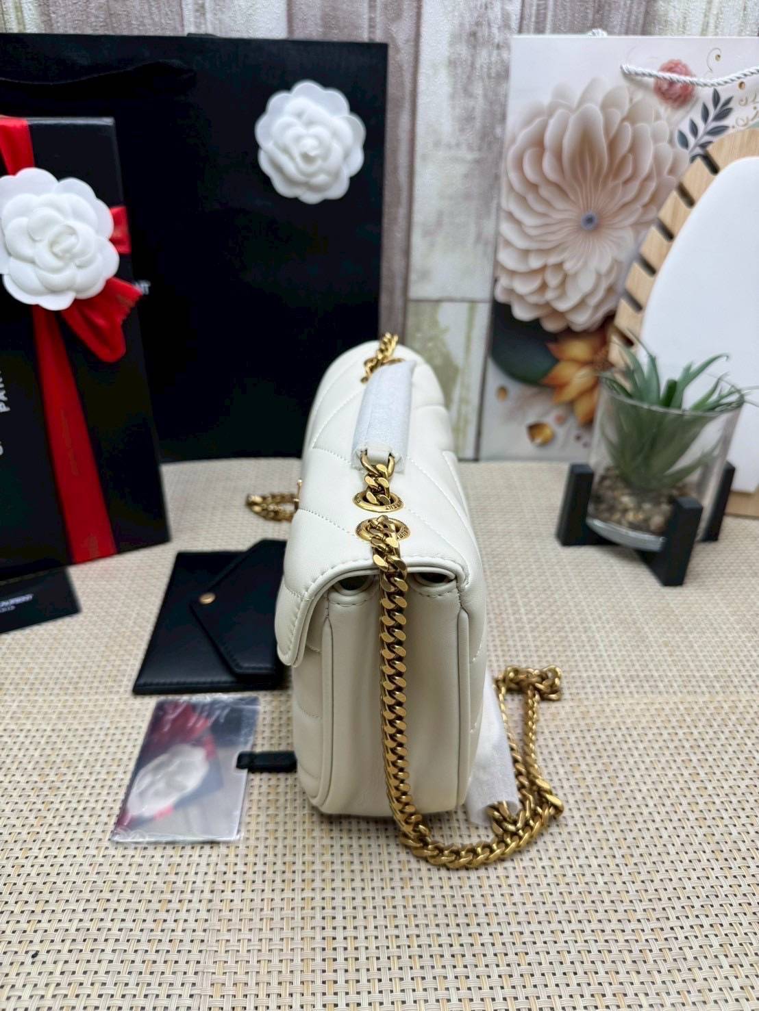 ORI หนังแท้ | YSL LOULOU small in MATELASSÉ กระเป๋าสะพายสายโซ่าีทองหรูหรา งานหนังแท้เนื้อนุ่มตะเข็บเย็บลายเชฟรอนสวยหรูโดดเด่นเป็นเอกลักษณ์ 🤍 เกรดออริจินอล หนังแท้