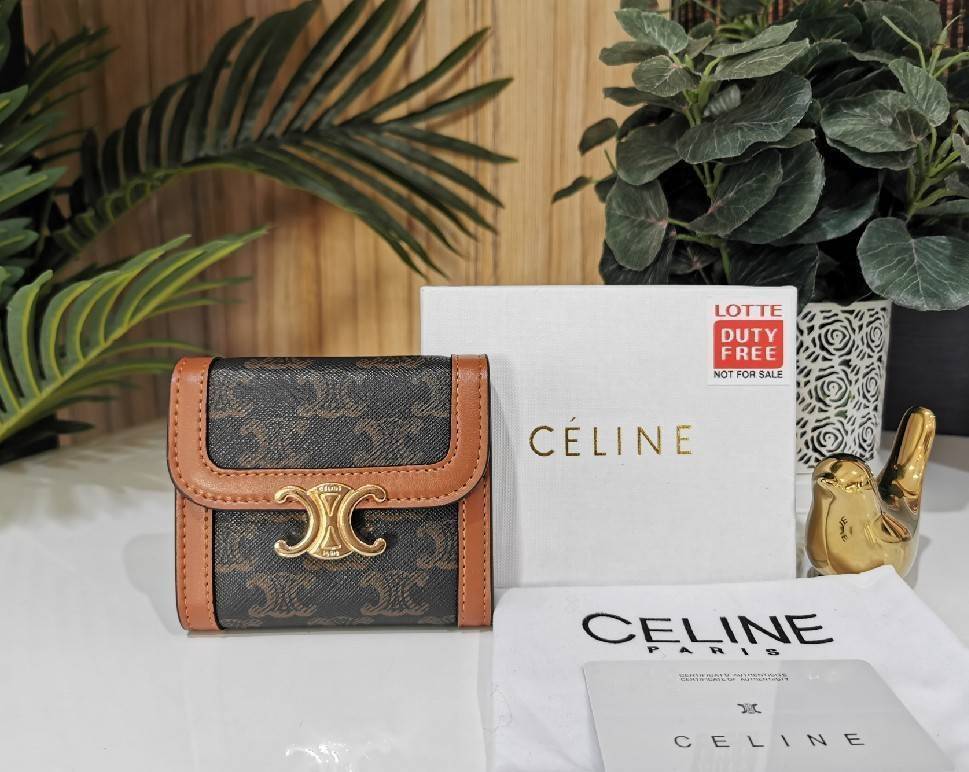 พรีเมี่ยมกิ๊ฟแท้ 100% 】CELINE SHORT WALLET VIP GIFT WITH PURCHASE GWP พรีเมี่ยมกิ๊ฟ Limited จาก CELINE HAUTE PARFUME DUTYFREE วัสดุ Triomphe Canvas หนังขึ้นลาย Signature Brand สวยอยู่ทรงมีโลโก้ด้านหน้าเปิดปิดด้วยฝาพับกระดุมแม่เหล็ก