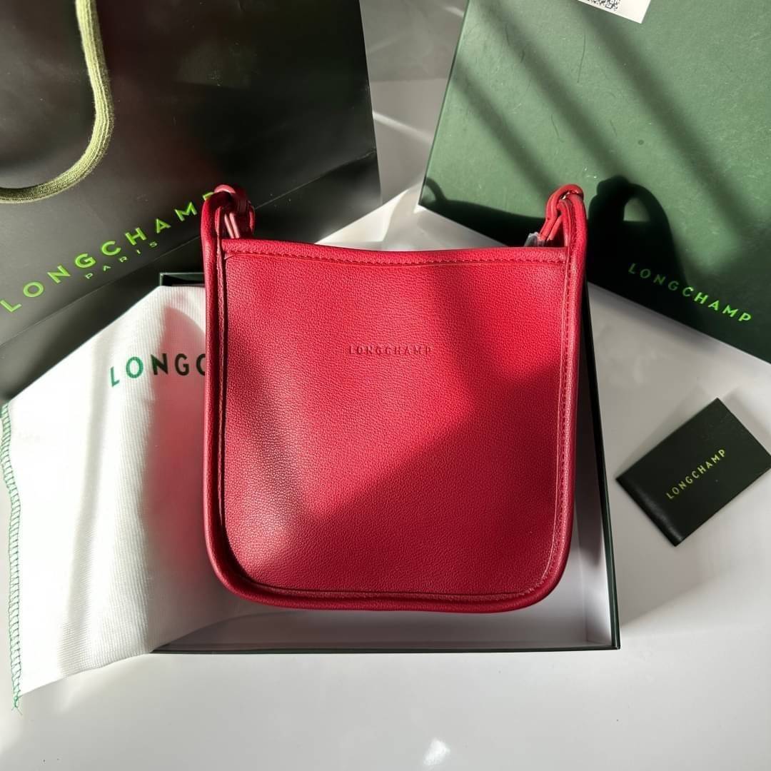 LONGCHAMP LE FOULONNÉ CROSSBODY BAG กระเป๋าสะพายที่เรียบง่ายและดูดี การออกแบบที่คล่องตัวของรุ่นนี้เหมาะอย่างยิ่งสำหรับผู้หญิงที่มีบุคลิกที่ต้องการกระเป๋าสไตล์แบบเรียบง่าย