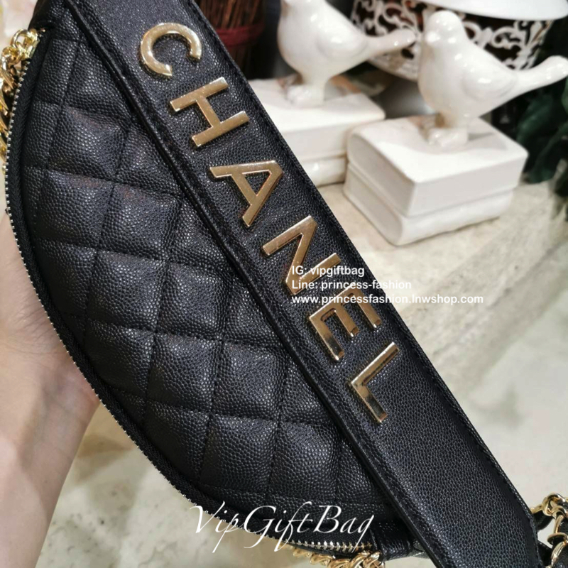 Chanel Waist Bag With Chain VIP Gift With Purchase (GWP) รุ่น Limited พรีเมี่ยม Chanel Perfume Counter กระเป๋าสะพาย คาดเอว หรือคาดอกรุ่นใหม่ล่าสุดวัสดุหนังคาเวียร์ลายตารางเปิดปิดด้วยซิปห้องอะไหล่แบรนด์ สะดวกใช้ ภายในมีโลโก้ ใส่มือถือ iphone ของจุกจิกได้ ร