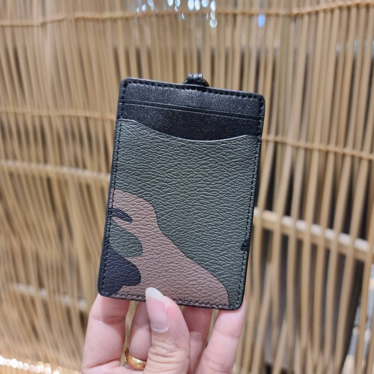 COACH C3305 ID LANYARD IN COLORBLOCK SIGNATURE CANVAS ง่ายๆแบบไม่ธรรมดา!! คลาสสิคแต่มีดีเทลโดดเด่น!! กระเป๋าถนอมบัตร พร้อมสายคล้องคอ ดีไซน์ลวดลายสวย ดูดีทุกแบบ ใช้งานง่าย พกพาสะดวก จะใส่บัตรพนักงาน บัตรเครดิต บัตรปชช. ใบขับขี่ และบัตรอื่นๆที่อยากจะใส่!! ต