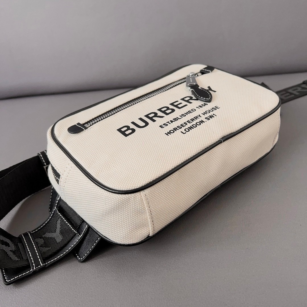 Burberry Canvas 'Horseferry' Bum Bag / BURBERRY CANVAS BELT BAG กระเป๋าทรงคาดอก คาดเอว อีกคอลเลคชั่นที่สามารถใช้ได้แบบ UNISEX วัสดุผ้าแคนวาสธรรมชาติ สกรีนโลโก้สีดำรอบใบ