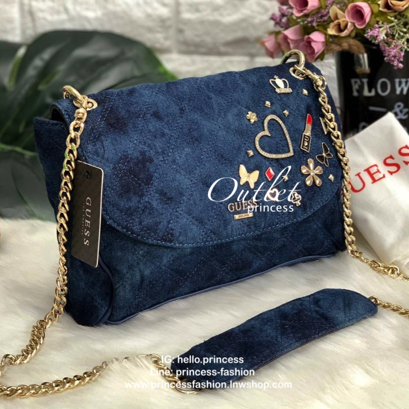 GUESS DARIN MESSENGER BAG กลับมาอีกรอบค่ะ กระเป๋าสะพายวัสดุเดนิมฟอกเนื้อดี เดินด้ายเย็บลายนวม ด้านหน้าประดับอะไหล่รูปต่างๆเข้ามาให้ดูเก๋ทีเดียวค่ะ เปิดปิดกระเป๋าแบบกระดุมแม่เหล็ก ภายในมีช่องหน้าหนึ่งช่อง และช่องหลักสามารถใส่กระเป๋าสตางค์ใบยาวได้ ของอื่นๆไ