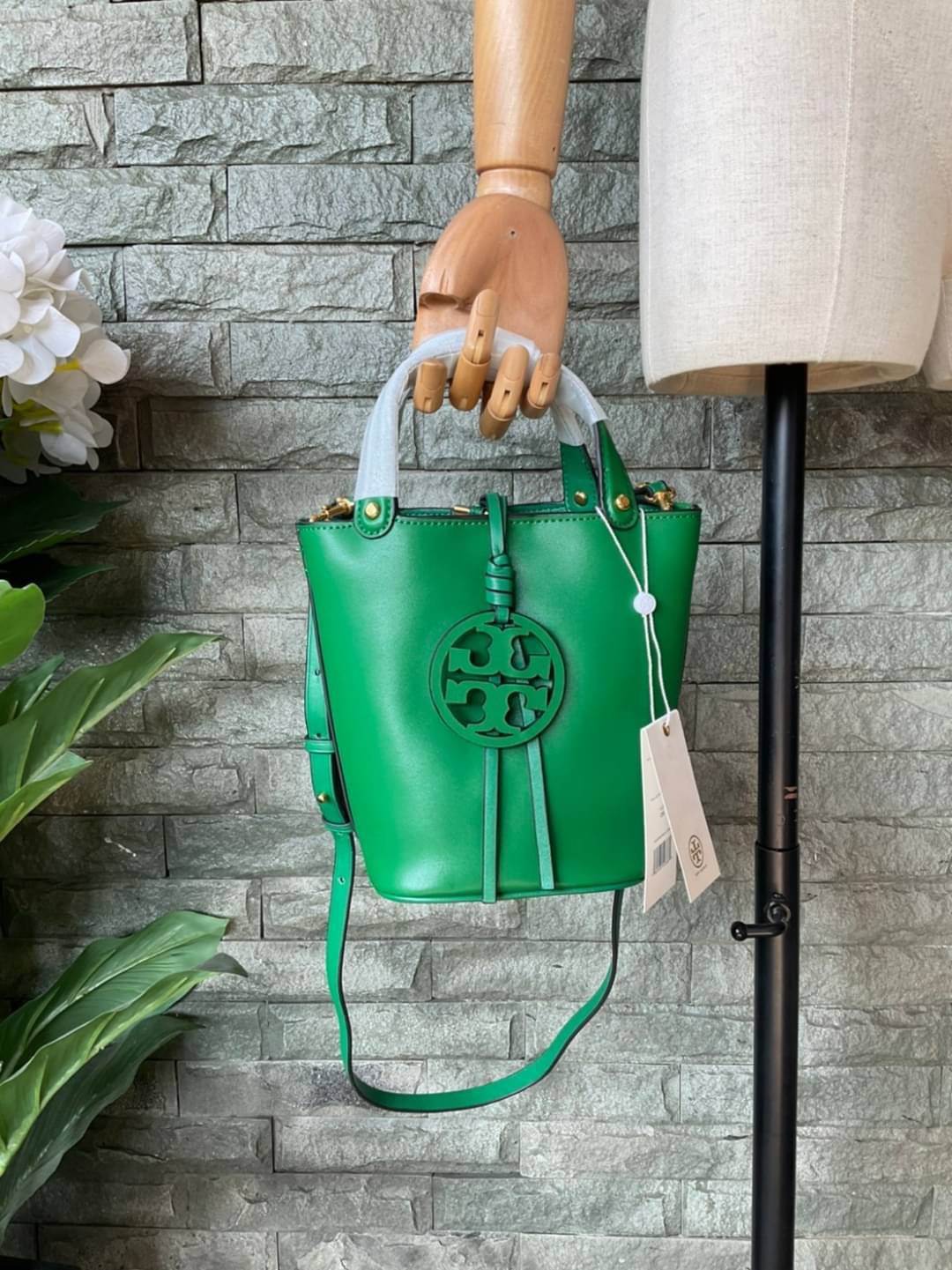 TORY BURCH LEATHER BUCKET BAG MILLER MINI BAG รุ่น 55222 กระเป๋าสะพาย Crossbody ทรงถังสวยสุดฮิต เป็นรูปทรงใหม่