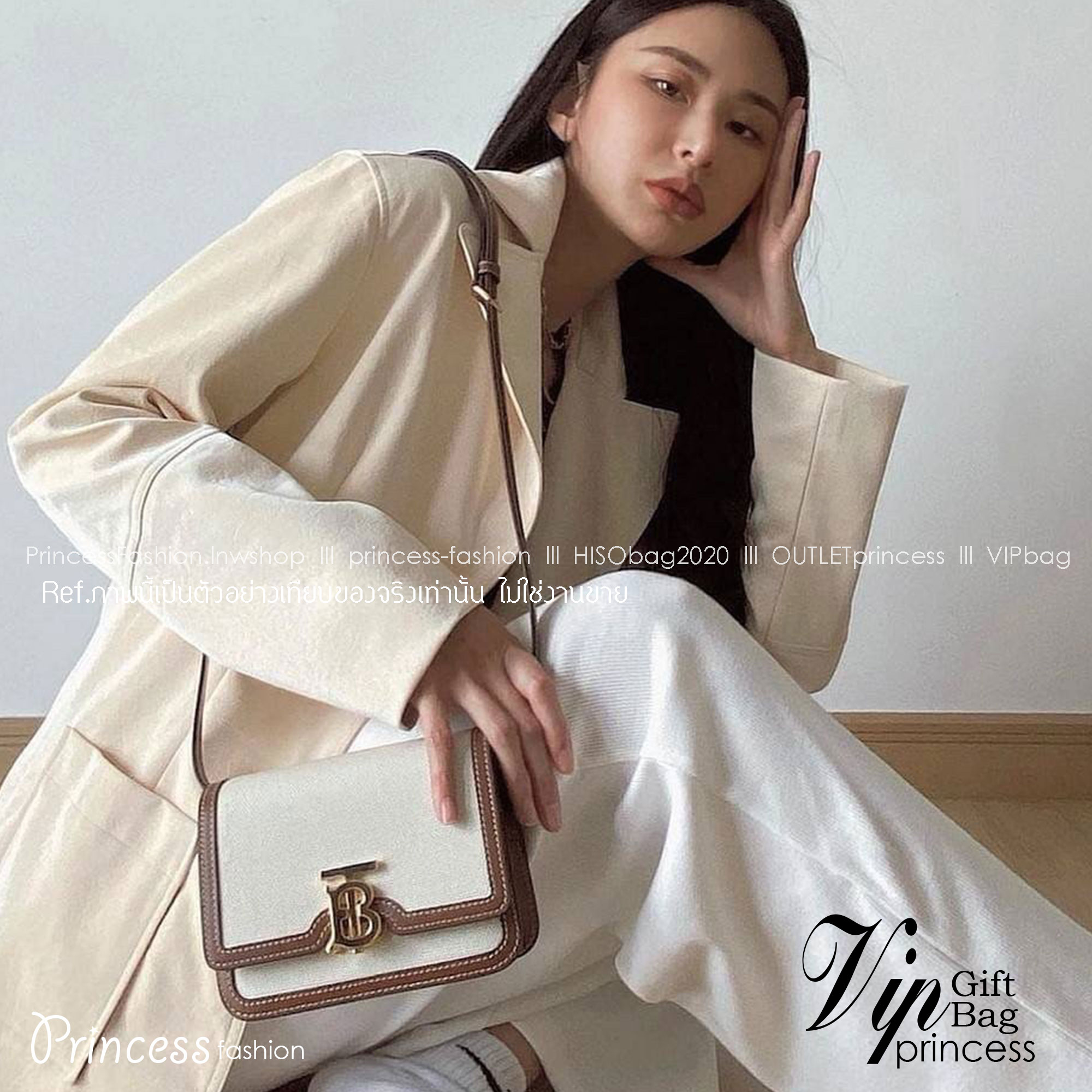 BURBERRY FRAGRANCES CROSSBODY BAG / BURBERRY FRAGRANCES QUITED LAMBSKIN BAG ตัวกระเป๋าเป็นผ้าตัดหนังแท้ Lambskin นิ่มสวยหรูดูดี เปิดปิดด้วยฝาปิดสัญลักษณ์รูปตัวB ภายในโล่งกว้าง