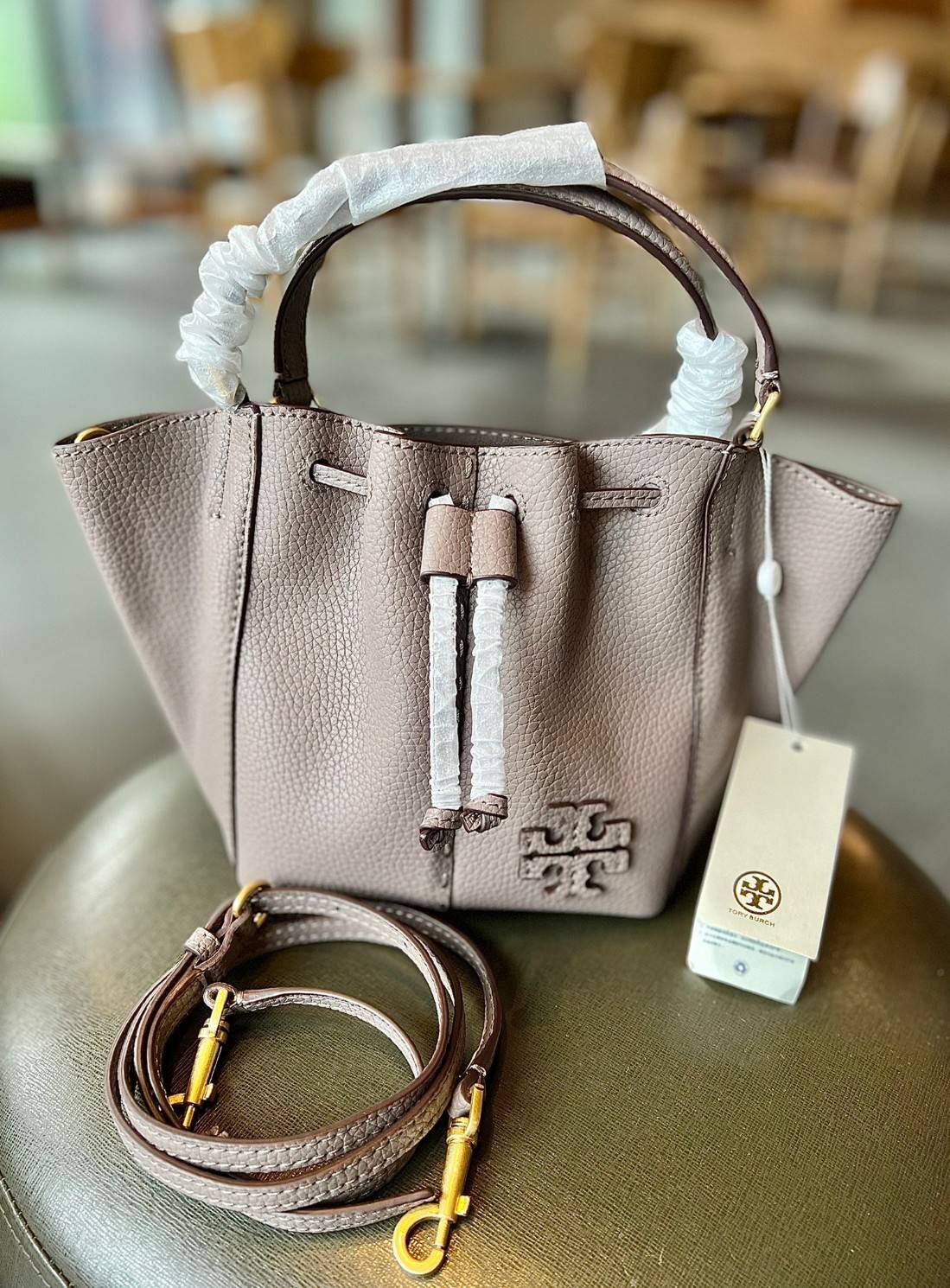 TORY BURCH MCGRAW DRAGONFLY MINI SATCHEL ((90474)) พร้อมส่งที่ไทย แนะนำต้องมีติดตัว สวยมากๆ! กระเป๋าหิ้วหรือสะพายข้างได้ หนังแกะนิ่มสวย อย่างดีเลยค่ะ ดีเทลด้านหน้าแบบหูรูด ปากกระเป๋าเปิดปิดแบบกระดุมแปลก ภายในโล่งกว้าง ใส่ของได้ครบครันหายห่วงค่ะ; มีช่องให้