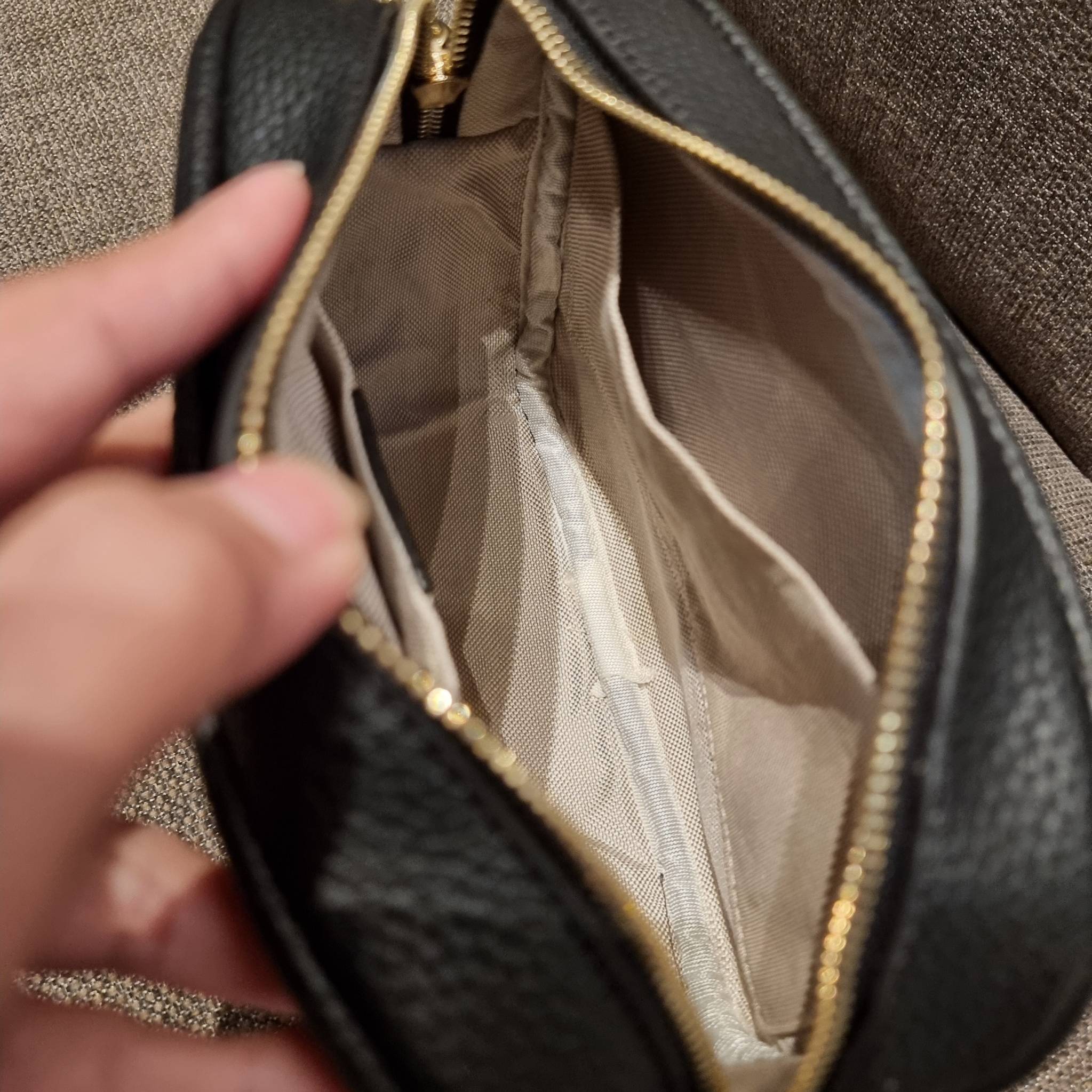 GUCCI Soho Disco Bag in Black Leather Hot item!! รุ่นหายาก ยอดฮิต GC soho crossbody bag กระเป๋าสะพายข้าง พรีเมี่ยมกิ๊ฟจาก dutyfree ที่สาวๆตามหา ด้วยดีไซน์และรูปทรงคลาสสิค ทำให้ใช้งานง่าย ตอบโจทย์ทุกลุค วัสดุหนัง pepble มีเอกลักษณ์ที่พู่หนัง สีเข้ากันกับตั