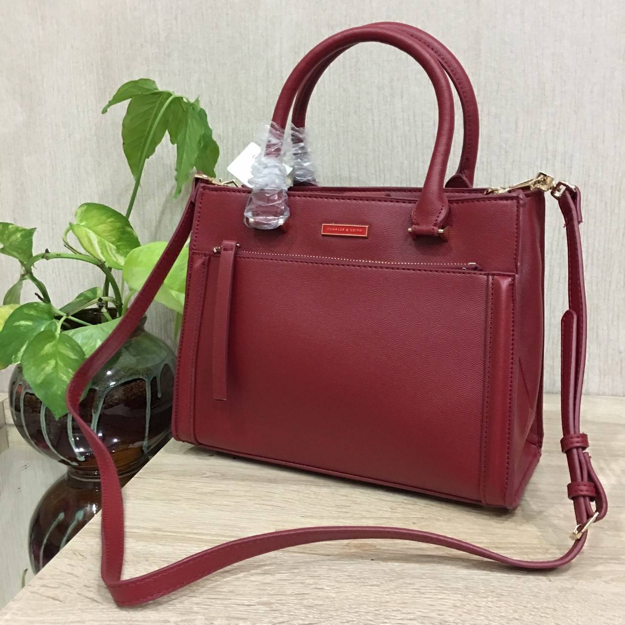 New Arrival CHARLES & KEITH Front Zip Structured พร้อมส่งรุ่นใหม่ล่าสุดค่ะ!!! กระเป๋าถือและสะพายข้าง หนังสวย ทรงเก๋ น้ำหนักเบา ด้านหน้าติดอะไหล่โลโก้แบรนด์หรู มีช่องซิปยาวหนึ่งช่อง เปิดปิดแบบกระดุมแม่เหล้ก ด้านในแบ่งสามช่อง มีช่องซิปกลาง ช่องหน้าหลังโล่ง 