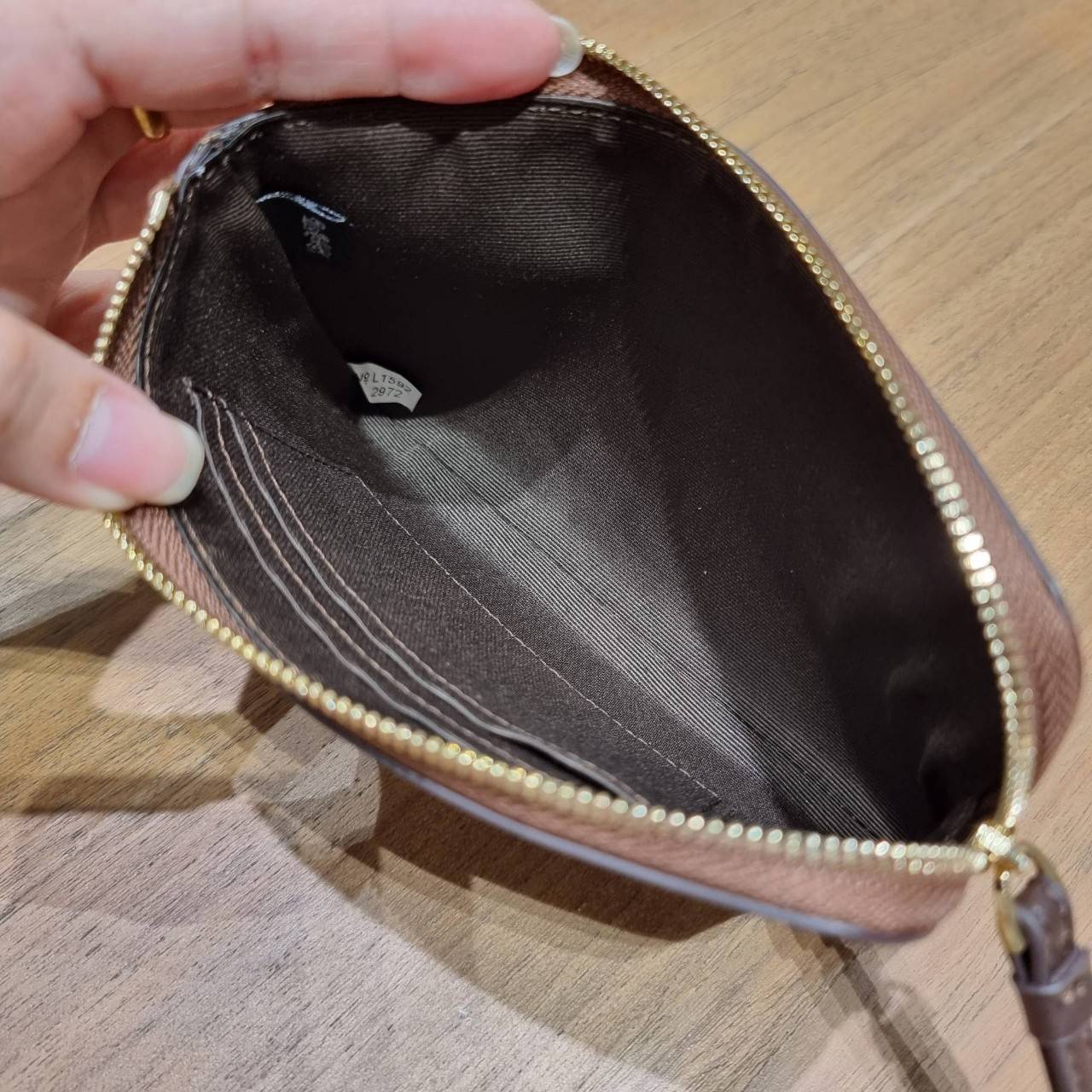 COACH 2972 CORNER ZIP WRISTLET IN SIGNATURE CANVAS WITH BUTTERFLY PRINT มาแล้วจ้า ไอเท็มสุดปัง!! ฮิตไม่เลิก!! พร้อมลวดลายสุดคิ้วท์ น่ารักน่าใช้ขึ้นไปอีก กระเป๋าคล้องมือ ขนาดเหมาะพกพา วัสดุหนังแคนวาส ภายในเป็นช่องโล่ง ใส่ธนบัตร หรือใส่บัตร ใส่เหรียญ ได้หมด