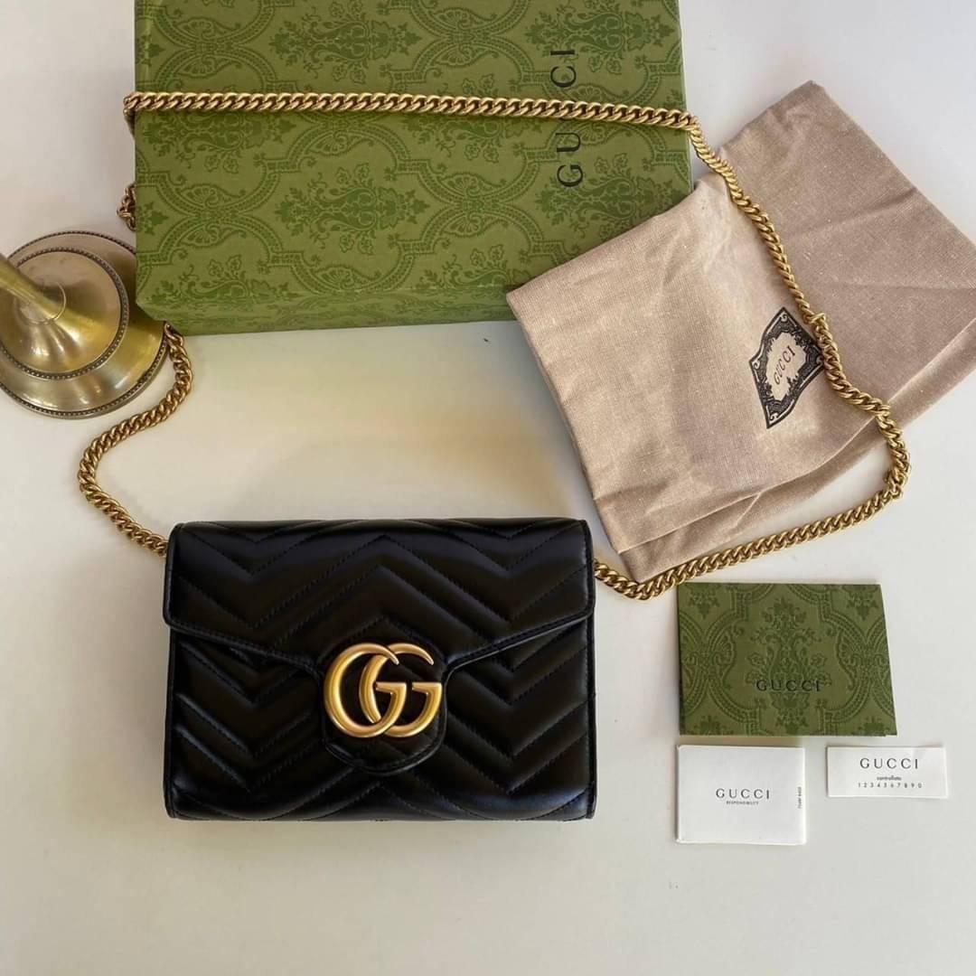 GUCCI Marmont Wallet on chain Leather / GG Marmont Chain Wallet เกรดเทพออริจินอล หนังแท้ งานสวยน่ารักมาก ใส่โทรศัพท์ได้ทุกรุ่น หนังวัวแท้นิ่มมาก ใส่การ์ด ใส่บัตร ได้เยอะมากๆ ฝ่าปิดแบบกระดุมใช้งานง่าย *กระดุมมีโลโก้ Gucci * งานสวยละเอียดยิบย่อยทุกจุด ภาพถ่