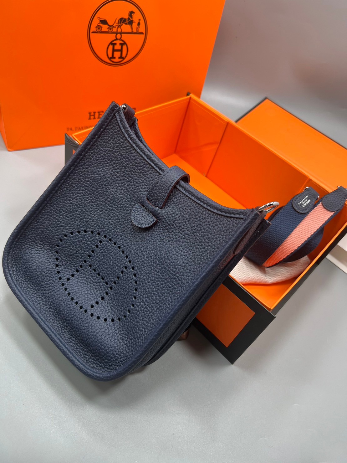 HERMES evelyne mini bag Luxury Bag กระเป๋าสะพายแบรนด์ดัง แบรนด์หรู คลาสสิกตลอดกาล ใช้ได้ทั้งชายหญิง ใบเดียวจบ สวยรวยปัง เกรดท็อปออริจินอล ภาพสินค้าถ่ายจากงานขายจริง ใช้งานต่างประเทศได้