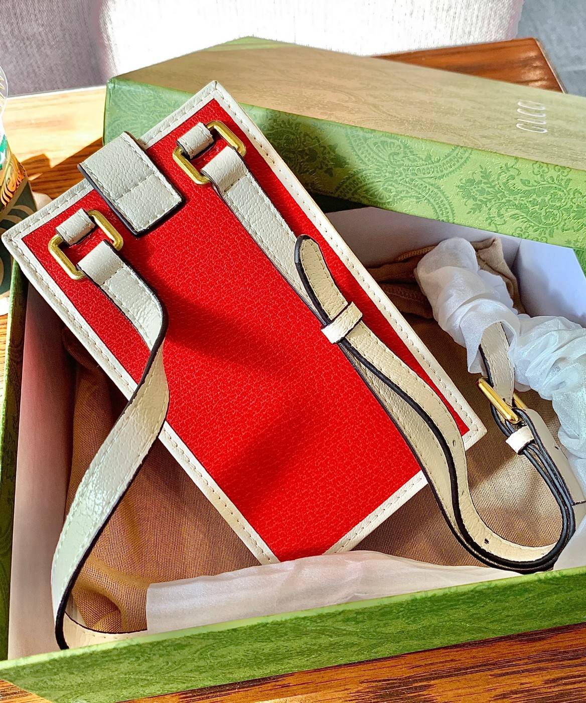 VIP 🥂 LIMITED EDITION Gucci x adidas Phone Case ไม่มีได้ยังไง สวยขนาดนี้ ที่หนุ่มๆสาวๆต้องมีติดตัวค่ะ 💙กระเป๋าใส่มือถือ หนังแท้ 🔺สีน้ำตาลอมเหลือง สัสดุJacquard ทอลายGG ค่ะ ด้านหน้าทั้ง3สี มีโลโก้แบรนด์แบบนูนอันเป็นสัญลักษณ์ของคอลเล