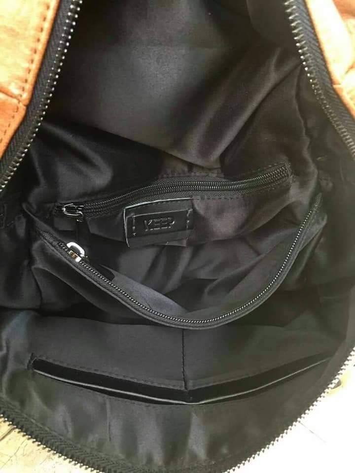 Keep speedy backpack กระเป๋าเป้หนัง ทรงน่ารัก จากแบรนด์ KEEP วัสดุหนังวัวสังเคราะห์เนื้อนิ่ม ลายหนังชัดสวย ด้านหน้ามี 2 zip สะดวกใช้งาน และช่องซิปด้านบนค่ะ มีสายสั้นสะพายไหล่ให้อีก 1 สาย ด้านข้างมีช่องใส่ของซ้ายขวา ด้านหลังมีช่องแยกเก็บของ เพิ่มอีก 1 ช่อง