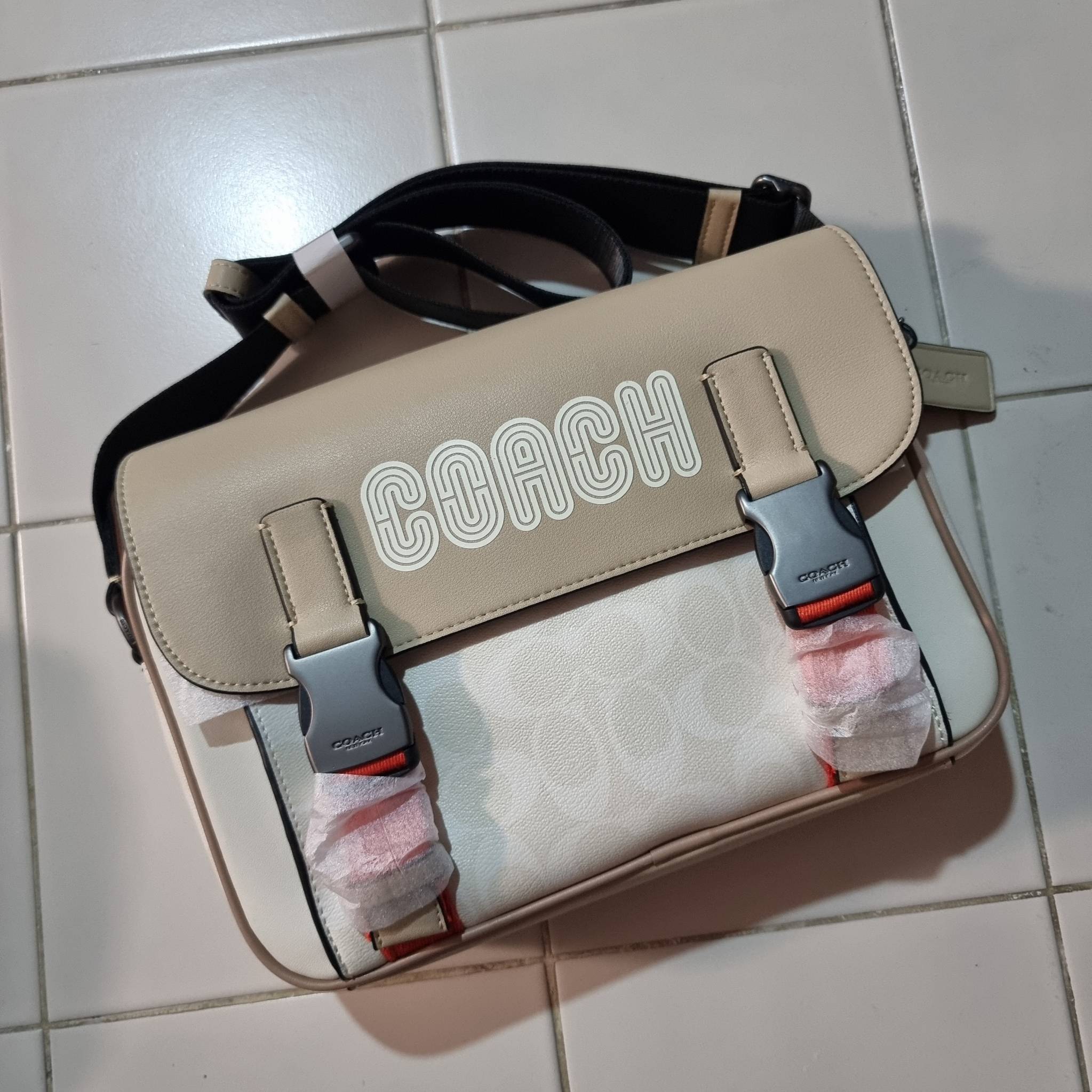 COACH TRACK CROSSBODY IN COLORBLOCK WITH COACH PATCH C6657 C8128 หล่อบอกต่ออีกหนึ่ง กระเป๋าสะพายทรงแมสเซ็นเจอร์ รุ่นเอาใจหนุ่มๆ ที่สาวๆก็อยากใช้!! ด้วยดีไซน์สีคัลเลอร์บล็อคที่โดดเด่น ทำให้ดูน่าใช้งาน วัสดุหนังแท้ สวยคมซ่อนหรู ฝากระเป๋ามีตัวล็อคแน่นหนา เปิ