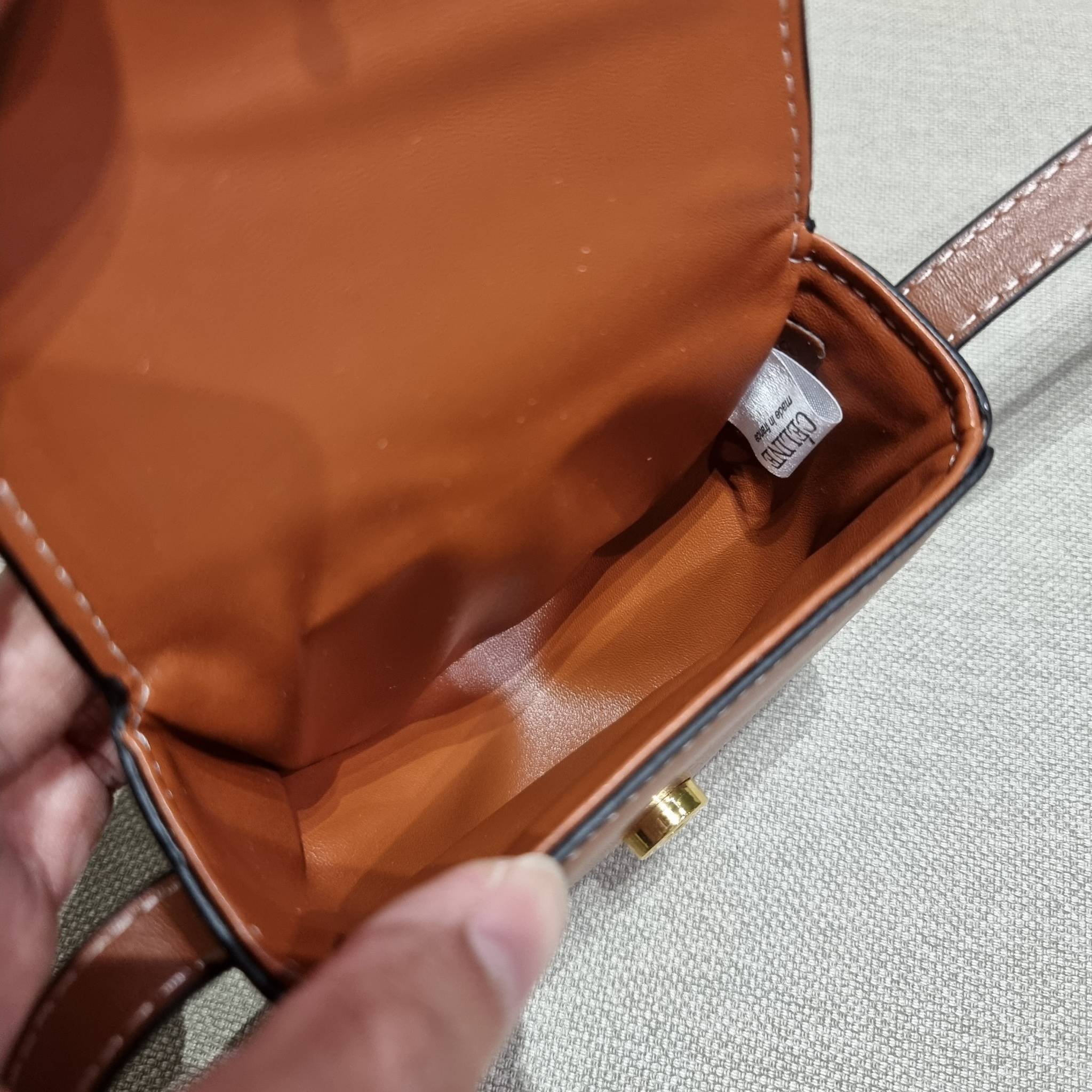 CELINE BESACE CUIR TRIOMPHE MINI BAG รุ่นที่หนุ่มๆสาวๆต่าวก็ถามหา!! เดอะเบสท์เซลเลอร์ กระเป๋าสะพายมินิไซส์ เล็กแต่ปังมาก!! ดีเทลเรียบแต่หรู วัสดุหนังแท้ สีคลาสสิค เปิด-ปิดด้วยกระดุมแน่นหนา ภายในเป็นช่องโล่ง สายสะพายในตัวปรับได้ตามชอบ ใบนี้สามารถใส่บัตร ใส