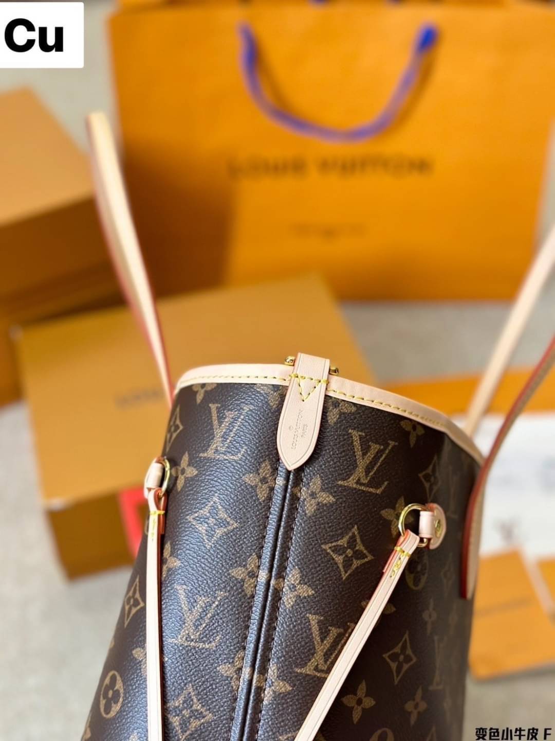 LV Neverfull Bandoulière Inside Out กระเป๋าสะพายทรงโท้ทใบใหญ่ กลับใช้ได้ 2 ด้านสุดคุ้ม ด้วยลายโมโนแกรมแคนวาส อีกด้านเป็นผ้าประทับลายสีเบจสวยโดดเด่นมากๆ