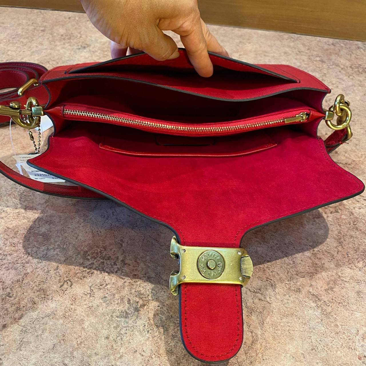 COACH TABBY SHOULDER BAG 26 ((73995)) พัฒนามากจากกระเป๋า Coach รุ่นดังยุค 1970 ทำจากผ้า Canvas เคลือบลายซิกเนเจอร์ หนังลายกรวดและหนังกลับ ด้วยวัสดุคลาสสิค มากับสายที่ถอดได้ถึง 2 สาย ไม่ว่าจะเป็นสายหิ้วหรือสายสะพาย หนังลายกรวดและหนังลูกวัวแบบเนื้อละเอียด แ