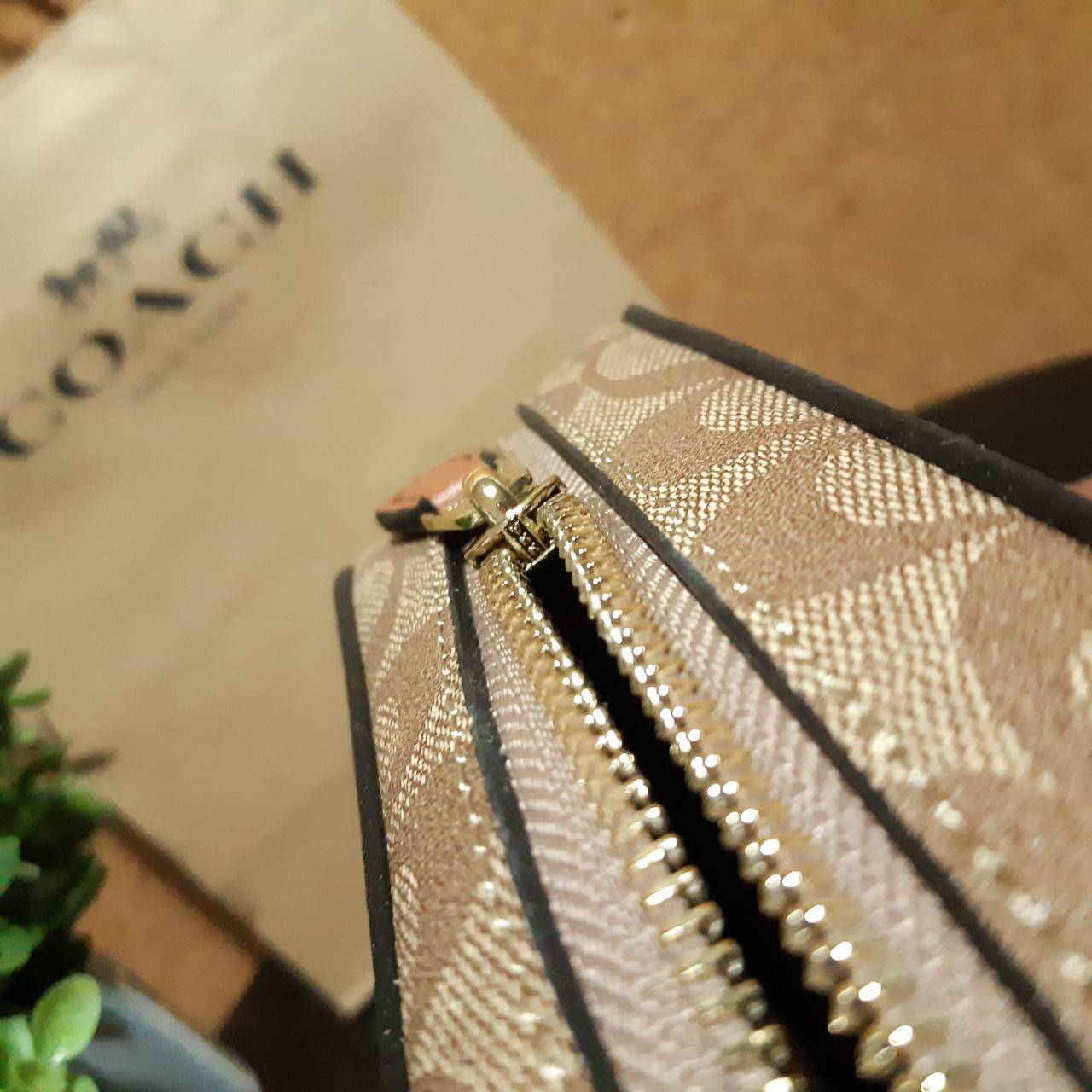 COACH 91677 MINI CAMERA BAG IN SIGNATURE CANVAS ขายดีที่สุด!! กระเป๋าสะพายข้างไซส์มินิ คลาสสิคอยู่ทรง อะไหล่ทองตัดดูหรู วัสดุหนังแคนวาสเคลือบลาย เปิด-ปิดด้วยซิป สายสะพายปรับได้ตามตัว ใบนี้แมทช์ได้ทุกลุค ใช้เป็น everyday bag ได้สบายๆเลยจ้า