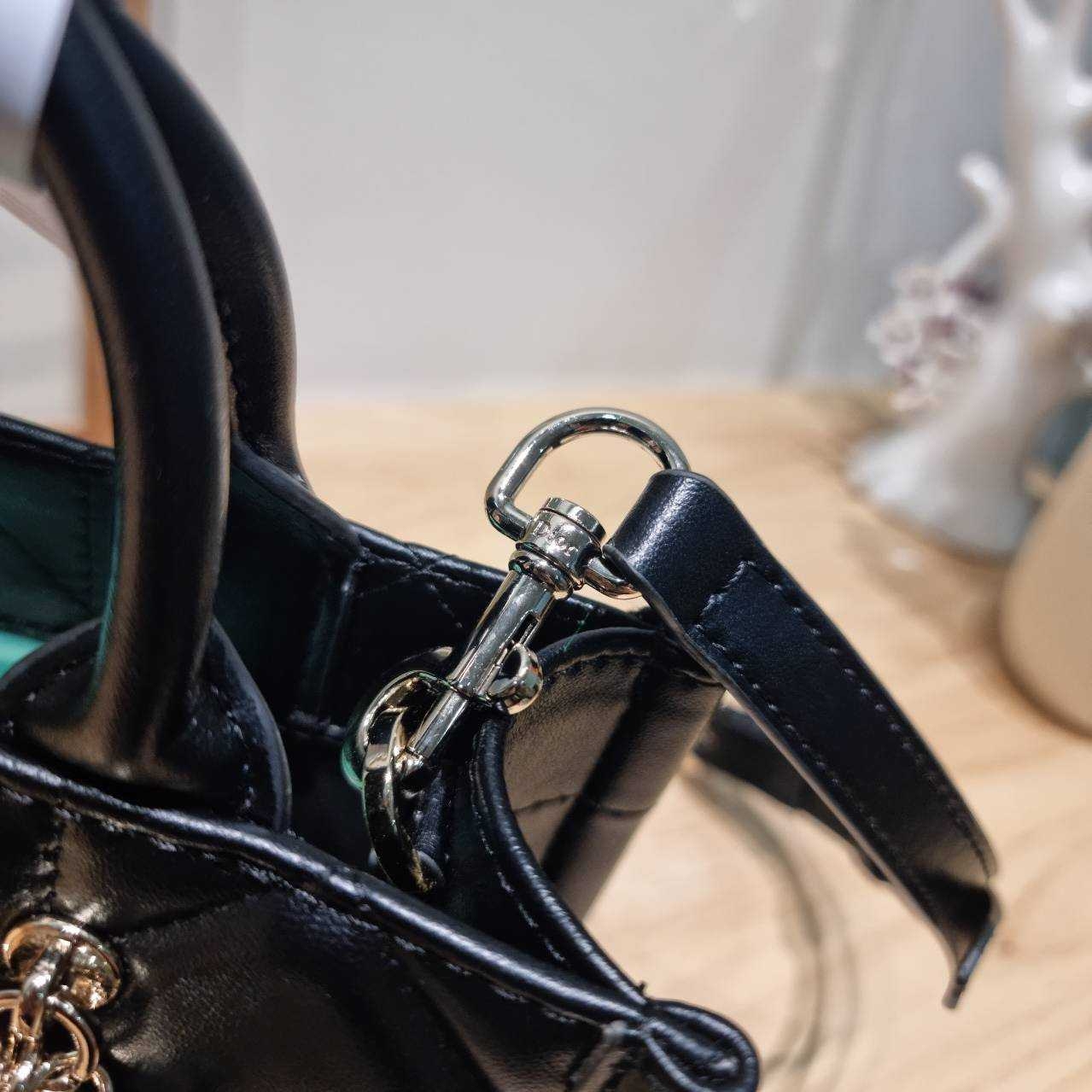 Dior mini book tote macro cannage bag กระเป๋าทรงโท้ทสุดฮิต ไซส์มินิ ดีไซน์ใหม่ หนังสวย พกพาไปไหนก็ได้ คล่องตัวและแมตช์ง่ายสุดๆ