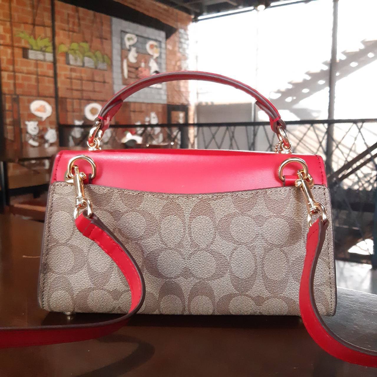 COACH TILLY SATCHEL 23 IN SIGNATURE CANVAS ((C1802//C1439/C1435)) กระเป๋า crossbody สวยหรู ขนาดใหม่ พร้อมสีมาใหม่!! ดีไซน์ย้อนยุค วัสดุหนังแคนวาสเคลือบลายสลับหนังแท้ มาพร้อมหูจับในตัว และสาย crossbody ปรับได้ตามตัว เปิด-ปิดด้วยตัวบิดล็อค ภายในโล่ง บุกำมะห