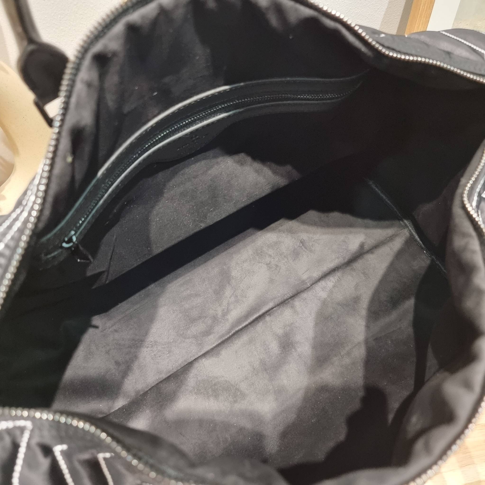 LV KEEPALL 50B SNOW BAG กระเป๋าเดินทางสุดคลาสสิค ประจำฤดูกาล Winter 2022 สไตล์สปอร์ต ทึ่ใครๆก็เฝ้ารอ ไอเท็มที่จะทำให้การเดินทางไม่ธรรมดาอีกต่อไป ด้วยดีเทลความเป็นเอกลักษณ์ เรียบแต่หรู ดีไซน์ลายปักความเป็นเอกลักษณ์ผสาน ลวดลายโมโนแกรมฟลาวเวอร์ ลงบนผ้าไนลอนร