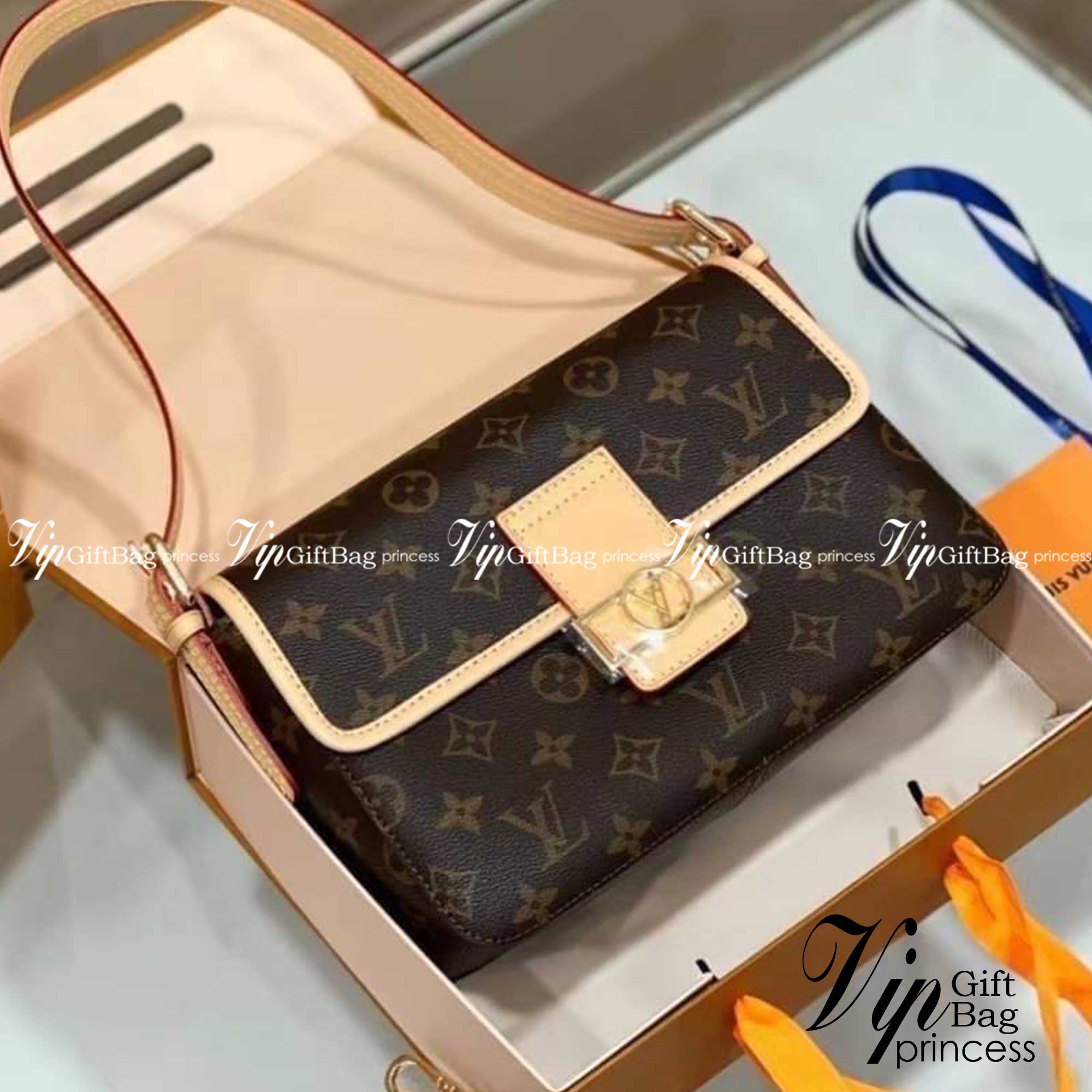 LV shoulder monogram bag กระเป๋าสะพายรูปลักษณ์ทรงกะทัดรัดและใช้งานได้สะดวก หนัแคนวาสอย่างดี ลาย Monogram เอกลักษณ์แบรนด์ อะไหล่สีทองสวยงาม