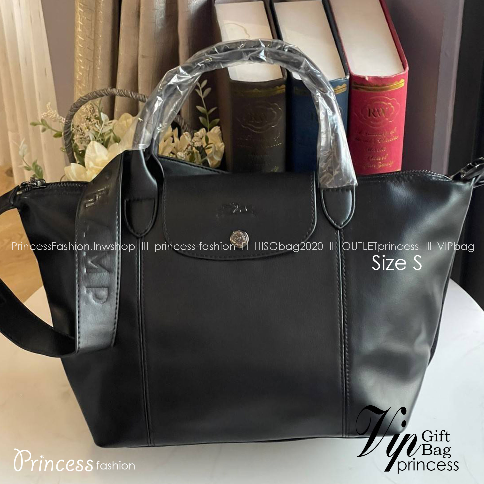 Longchamp Le Pliage Cuir Top handle bag S เรียกว่าเป็นกระเป๋าอีกหนึ่งรุ่นที่ไม่ว่ายังไงก็ฮอตฮิตและติดเทรนด์ตลอดไม่เคยเปลี่ยนกับ ทรง Le Pliage Cuir หนึ่งในตระกูลกระเป๋าสุดไอคอนิกจากแบรนด์