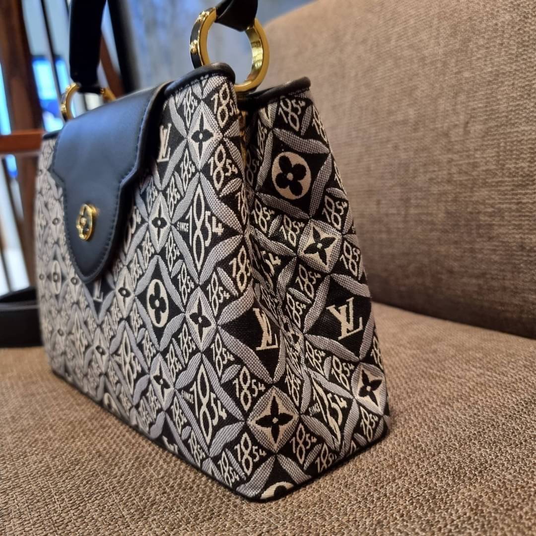LV capucines top handle with vintager 1854 / LV SINCE 1854 CAPUCINES MM ที่สุดของความสวยในดีไซน์คลาสสิคย้อนยุค กระเป๋าถือสุดหรู มาพร้อมหูจับในตัว ด้วยรูปทรงวินเทจและวัสดุผ้าแคนวาสคละลายเต็มใบ สร้างดีเทลให้ไอเท็มนี้ได้ลุคผู้ดีไปอีก และยังมีลูกเล่นที่ฝาปิดก