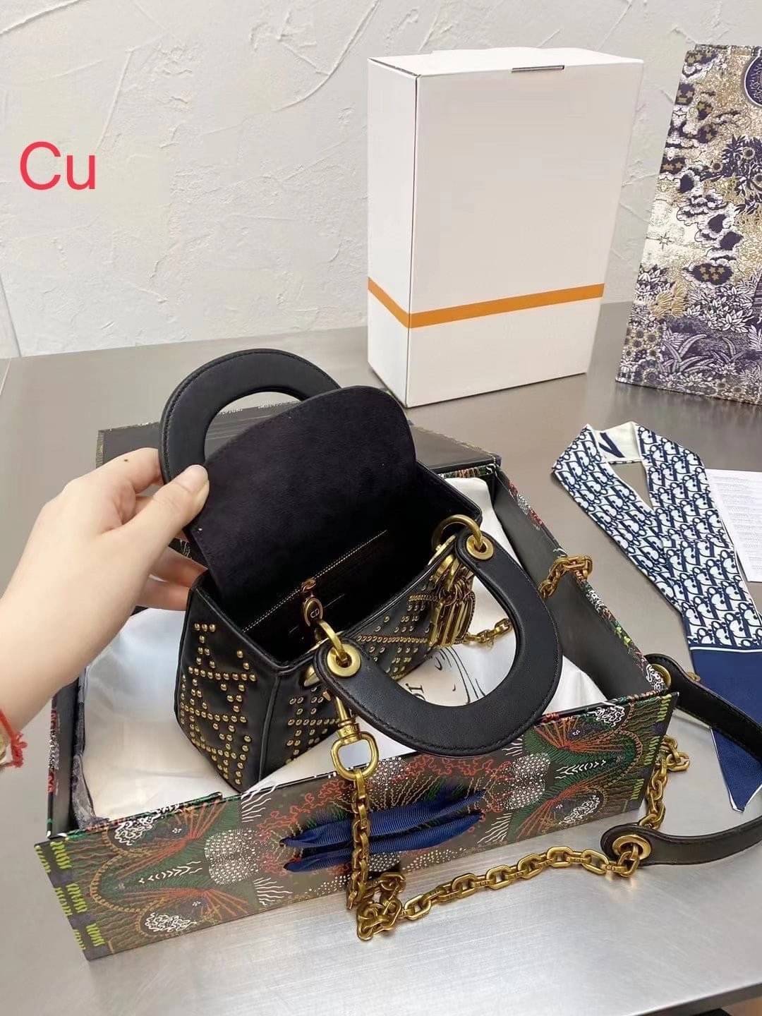 DIOR CD MINI LADY STUDDED BAG / DIOR LADY STUDDED BLACK LEATHER กระเป๋าสะพายข้างตกแต่งหมุดเต็มใบ ไม่มีคือพลาด หรูจริงอะไรจัง ทรงกล่องคลาสสิค มีหูจับในตัวและสายครอสบอดี้สุดเลิศ แต่งเติมดีเทลอัพราคาไปอีก